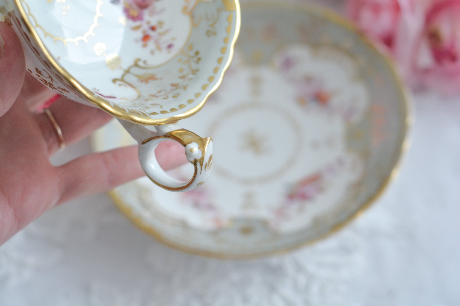 J.Green&Sonsという小売店の優雅なカップです。J.Green&Sonsは1934年から1842年に聖ポール大聖堂近くに店を構えていました。大きなお店だったようです。メーカーのバックスタンプはありません。小売店の希望でメーカーのバックスタンプを入れなかったと推察しています。優しい色合いに優美なシェイプ。ハンドルもとても可愛らしいです。ロココリバイバルのカップで優雅なティータイムをお過ごしください。