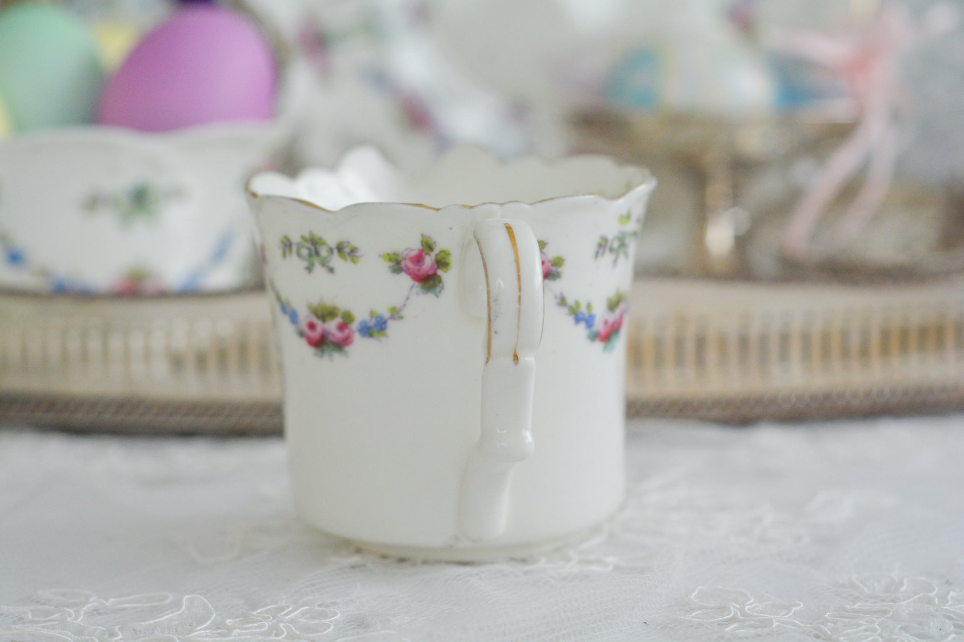 コリンウッドのリボンにバラのガーランドがとっても可愛らしいティートリオ、ミルクジャグ、スロップボウル、デザートプレートがやってきました!ハンドペイントで色つけされたバラやリボンを眺めているだけで気持ちが上向きになる可愛らしさです。ぜひ春のティータイムに。プルダウンから、単品ご選択頂けます