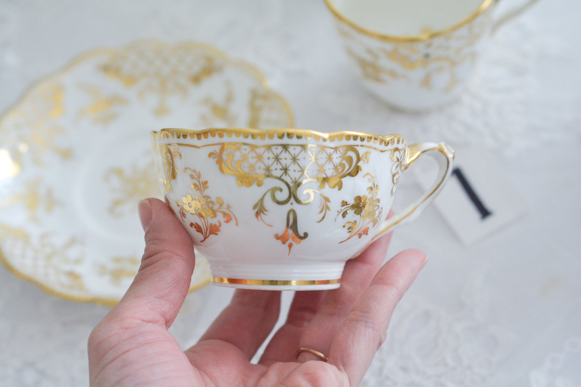 リッジウェイのFoliage Shapeのトゥルートリオ。ハンドル部分には葉っぱの模様がついていてとても可愛らしいシェイプです。白磁に金彩の模様がとても豪華でリッジウェイらしい作品です。トゥルートリオは、ティーカップ、コーヒーカップ、ソーサーのセットでヴィクトリア時代の初期頃まではトリオといえばこちらが主流でした。今ではとても貴重になっています。紅茶もコーヒーも楽しめるのがいいですね。