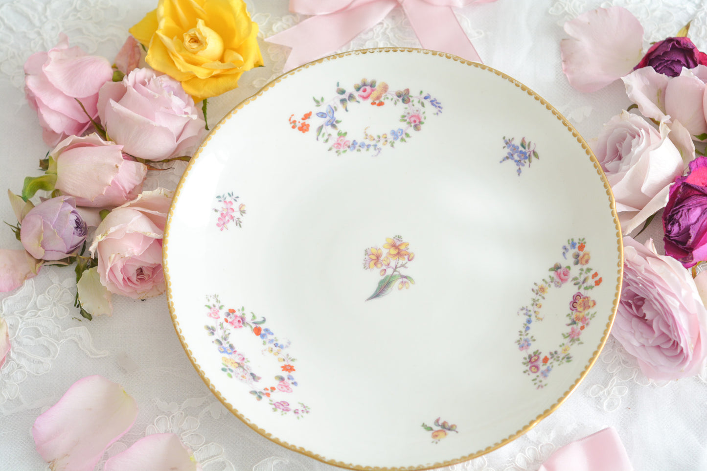 ロンドンに1825年〜1917年に営業していた「ダニエル」という小売店がオーダーしたデザートプレートです。バックスタンプはダニエルのマークのみで製造元のマークはありません。その為どのメーカーにオーダーしたのは詳細はわかりませんが、可憐な小花たちがとても美しいプレートです。ダニエルは、コールポートなどに特注品をオーダーしていたと専門書に記述があります。きっと力のあった小売店だったのだろうと思います。