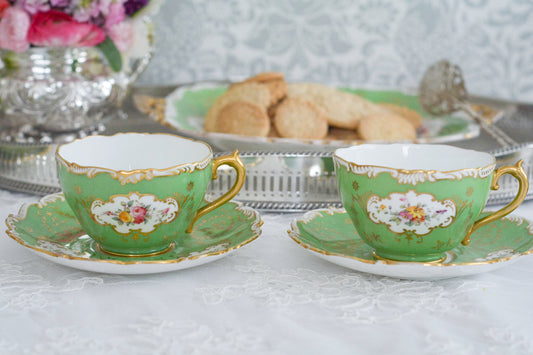 コールポートのアップルグリーンカラーが美しいティートリオ。スクロール模様の縁取りに金彩のガーランド、窓枠の中には可憐な花々が描かれています。繊細で優美なデザインはさすがコールポート!ですね。同じデザインですが、ハンドペイントの為一つひとつ違うのもアンティークならではです。別でティートリオとB&Bプレートも掲載しています。