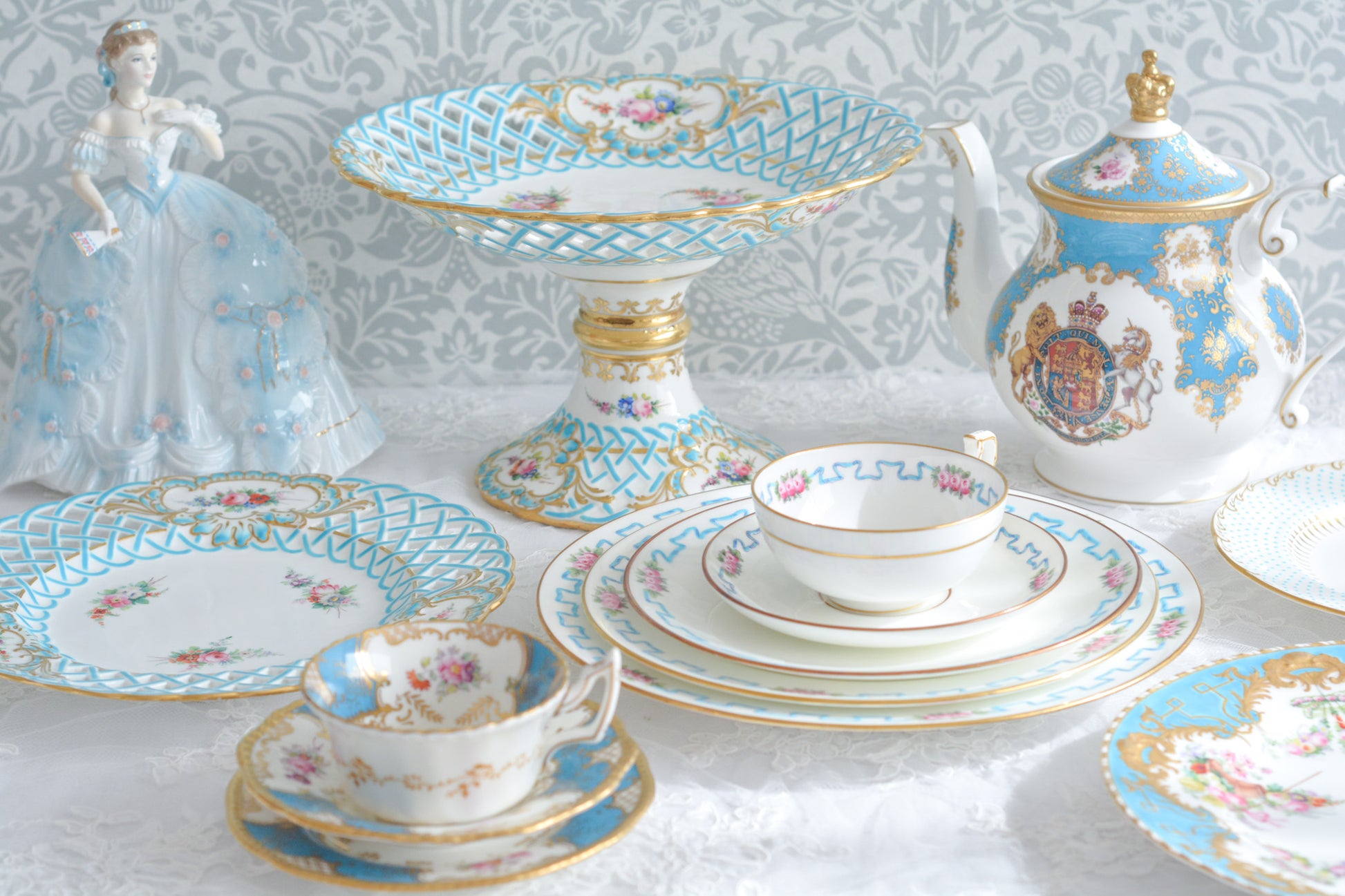 ミントンブルーのリボンに可憐な薔薇の模様が可愛らしいティーセット。カップ&ソーサー、サイドプレート、ランチョンプレート、ディナープレートのお得なセットで、どのシーンにも対応できるセットです。お茶やお食事などこのセットでお楽しみください。大きなプレートはサービングプレートとしても活躍します