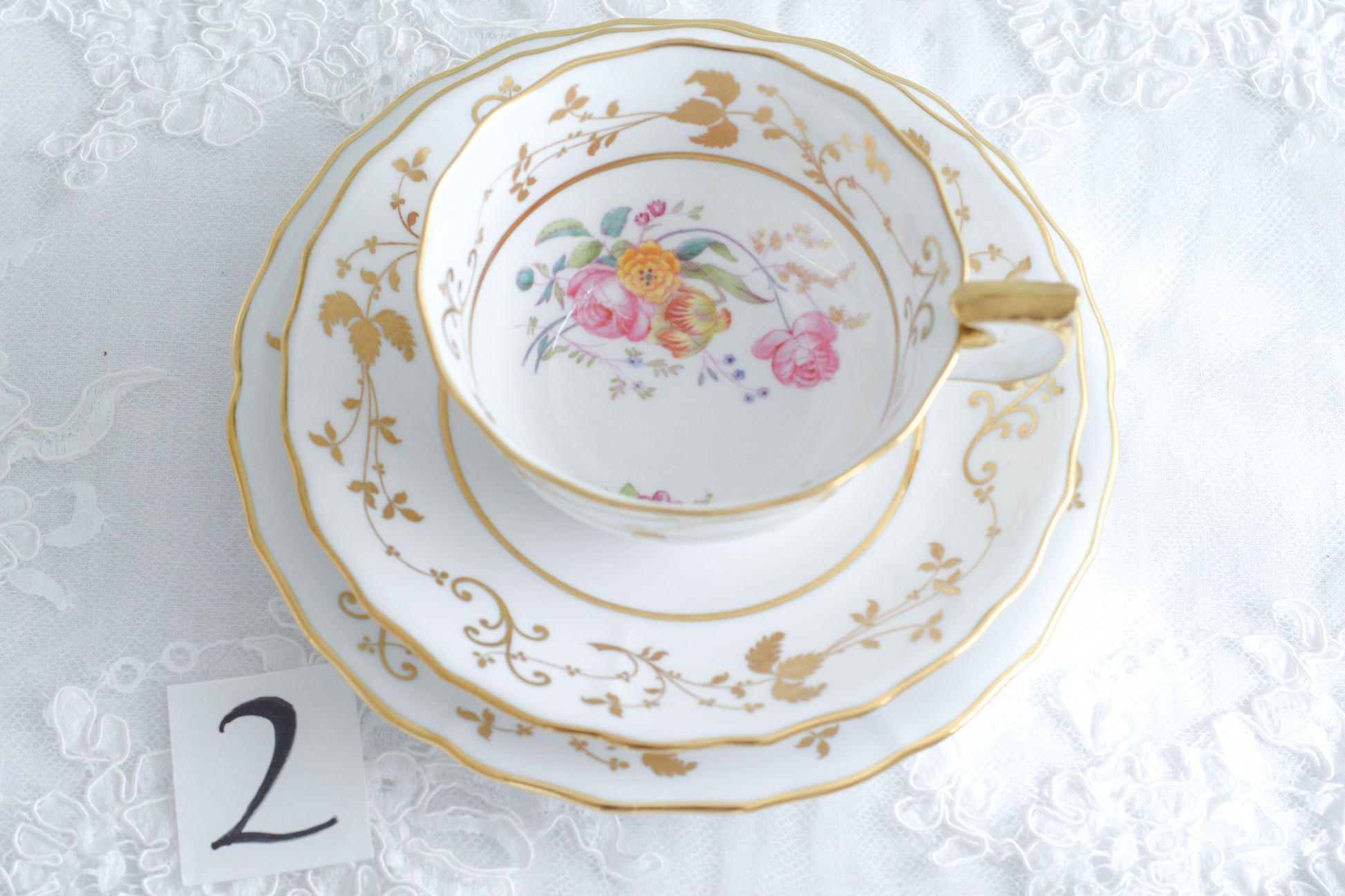 スポードの洗練されたデザインに、ハンドペイントで描かれた花々が大変美しいティートリオです。現代のテーブルにもマッチし、華やかにしてくれます。お花はハンドペイントで描かれているため一つ一つ違い、並べるとそれぞれのお花を見ることができてお話も盛り上がりそうです。