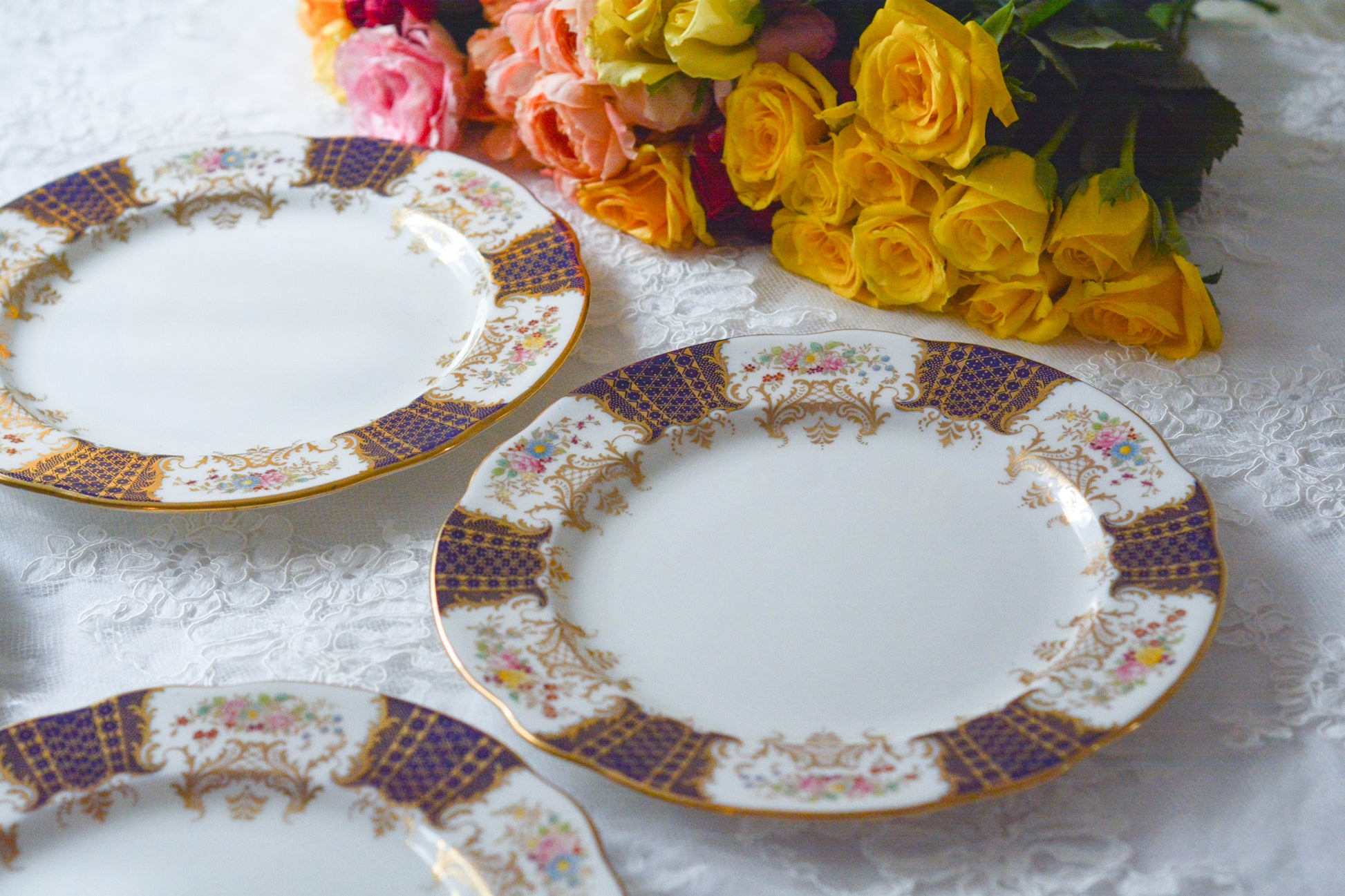 ウェッジウッドの華やかなアンティークプレート。Rose Antiquesはコールポートをはじめ英国のアンティーク食器をご紹介しています。