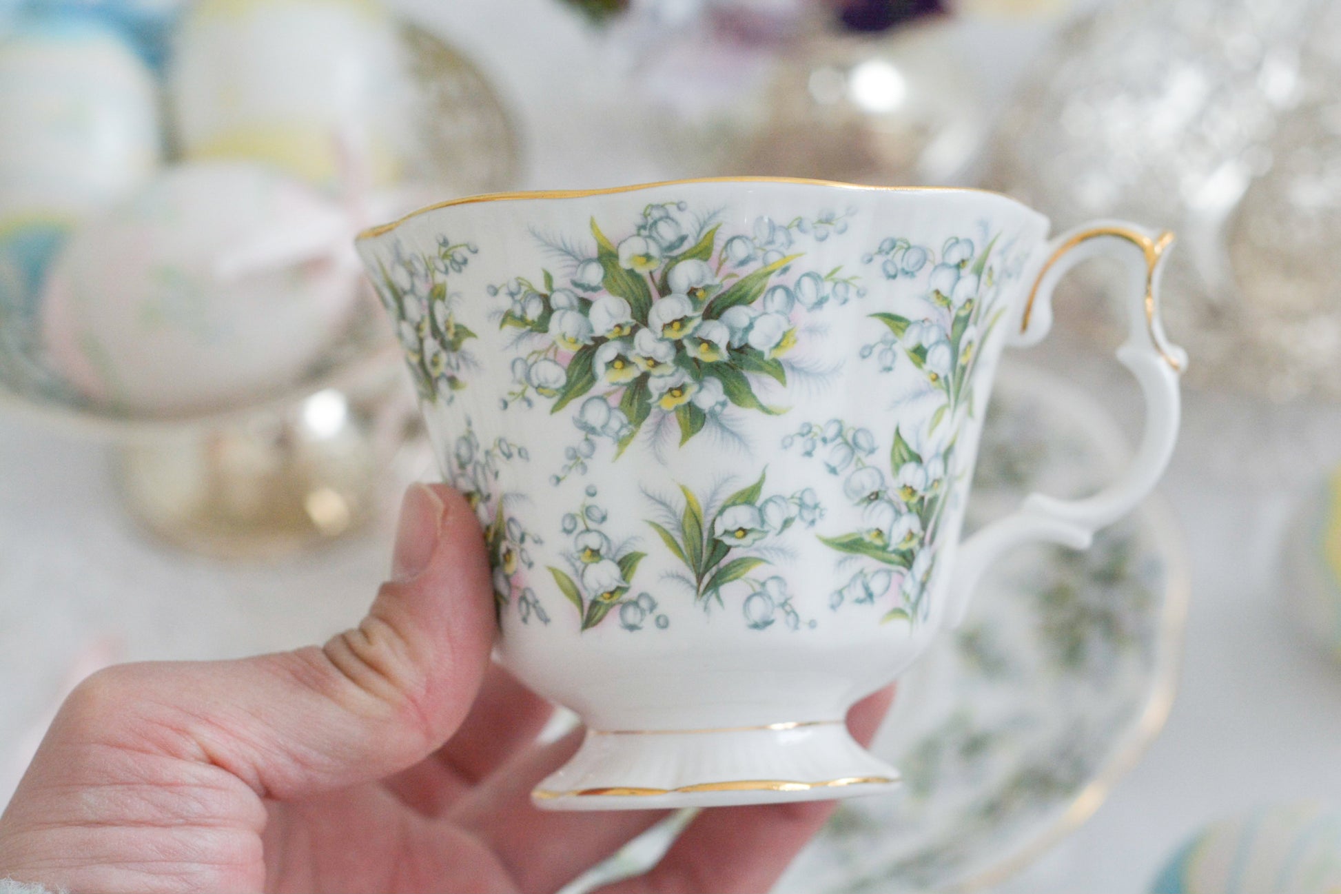 ロイヤルアルバートのネルグウィンシリーズ。ネル・グウィンはイングランド王チャールズ2世の寵姫です。このシリーズはロンドンの地域名やストリート名がつけられています。このランベスは全面にスズランの美しい絵柄が印象的。ネルグウィンシリーズの中でも入手困難なお品です。人気のすずらん柄のカップがティータイムを彩ります。