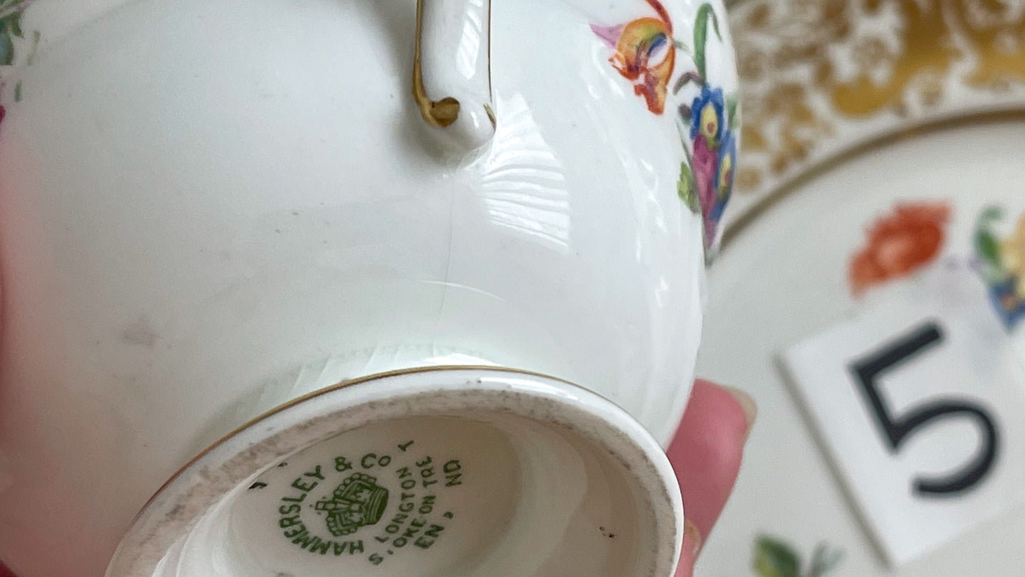 ハマースレイの豪華なティートリオとB&Bプレート。金彩の華やかな模様にブーケ柄のプリントが映えます。ハマースレイらしい優美なシェイプで、ティータイムに花を添えてくれるデザインです。それぞれ状態が異なりますので、プルダウンよりお選びください。ティートリオの④〜⑥はカップにヒビがあり、水漏れするため観賞用としてお勧めします。プレートはそれぞれお使いいただけます。