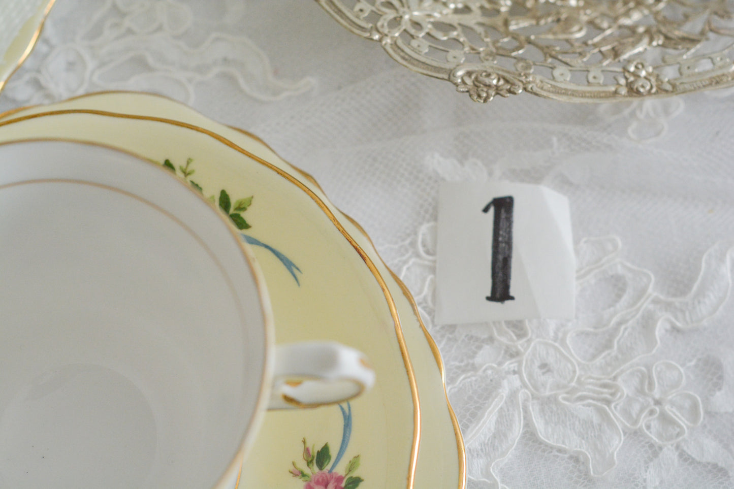 コルクラフ(Colclough)の可愛らしいティートリオ。コルクラフは1890年にハーバード・ジョセフ・コルクラフ氏が創業したメーカで、1940年代頃まで続いていました。コルクラフの中でもこのリボンの絵柄は人気で入手困難なお品です。クリーム色にブルーリボンと小さなバラの模様がとっても可愛らしいデザインです。パステルカラーがイースターや春のティータイムにもぴったりですね!