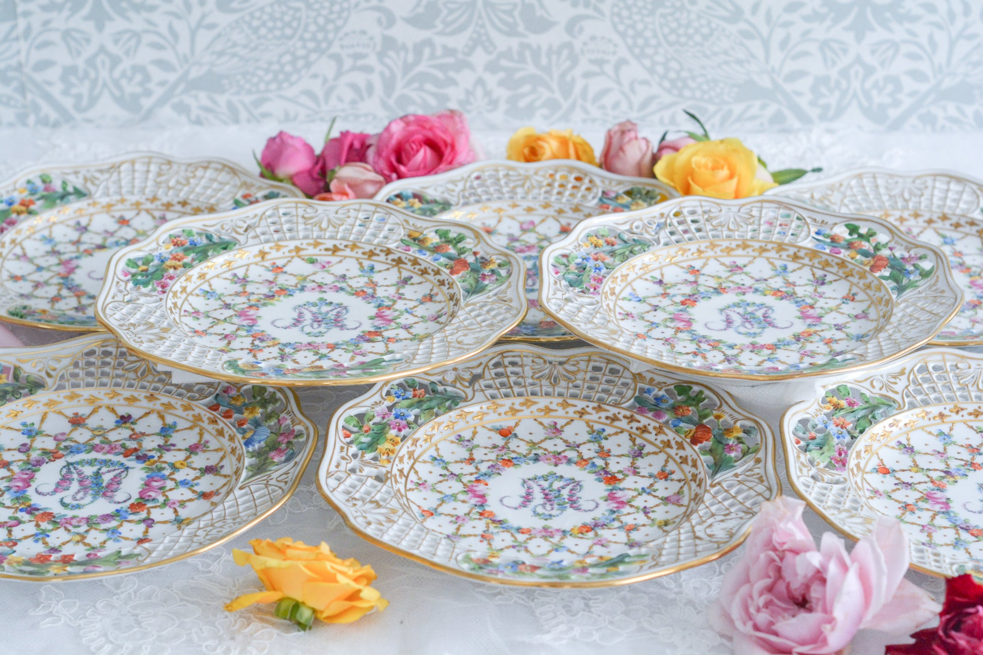 オーストリアの「国の母」とたたえられたハプスブルグ家の女帝「マリア・テレジア」。のちにフランス国王ルイ16世に嫁いだマリー・アントワネットの母でもあります。その名前にふさわしく、また、ウィーンの煌びやかな芸術や宮殿を思わせるような華やかで美しい世界観のプレートです。カール・ティーメの素晴らしいハンドペイントの絵付けをお楽しみください。