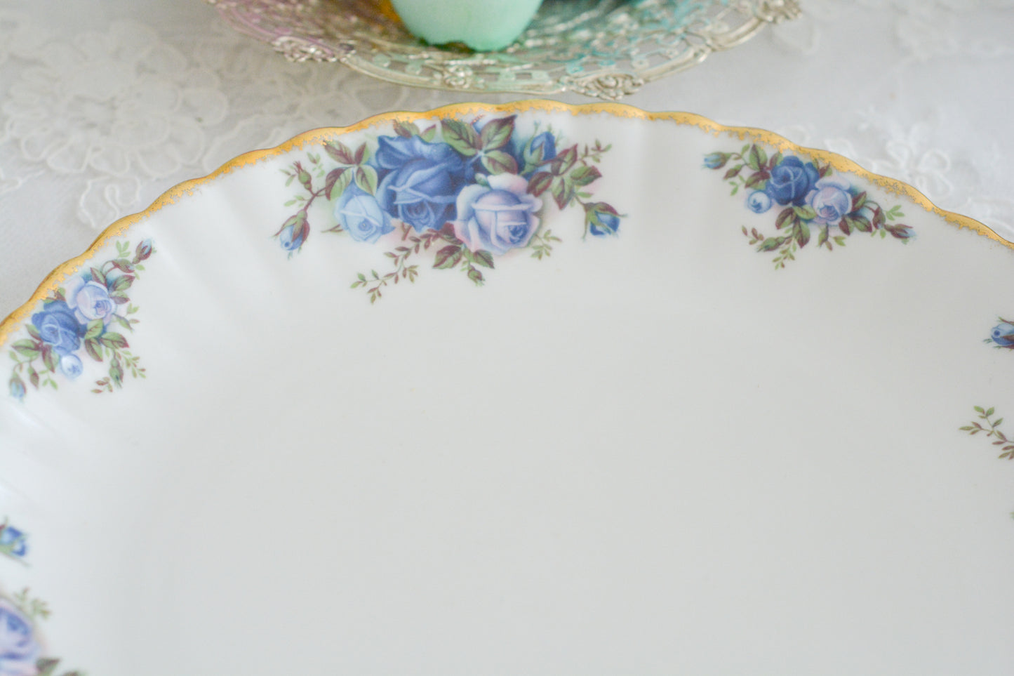 ブルーのバラが美しい、ロイヤルアルバートのムーンライトシリーズのデュオです。オールドカントリーローズのブルーバージョンで製造数が少なく、世界的に人気のあるシリーズです。爽やかな色合いがとても美しくティータイムを彩ります。