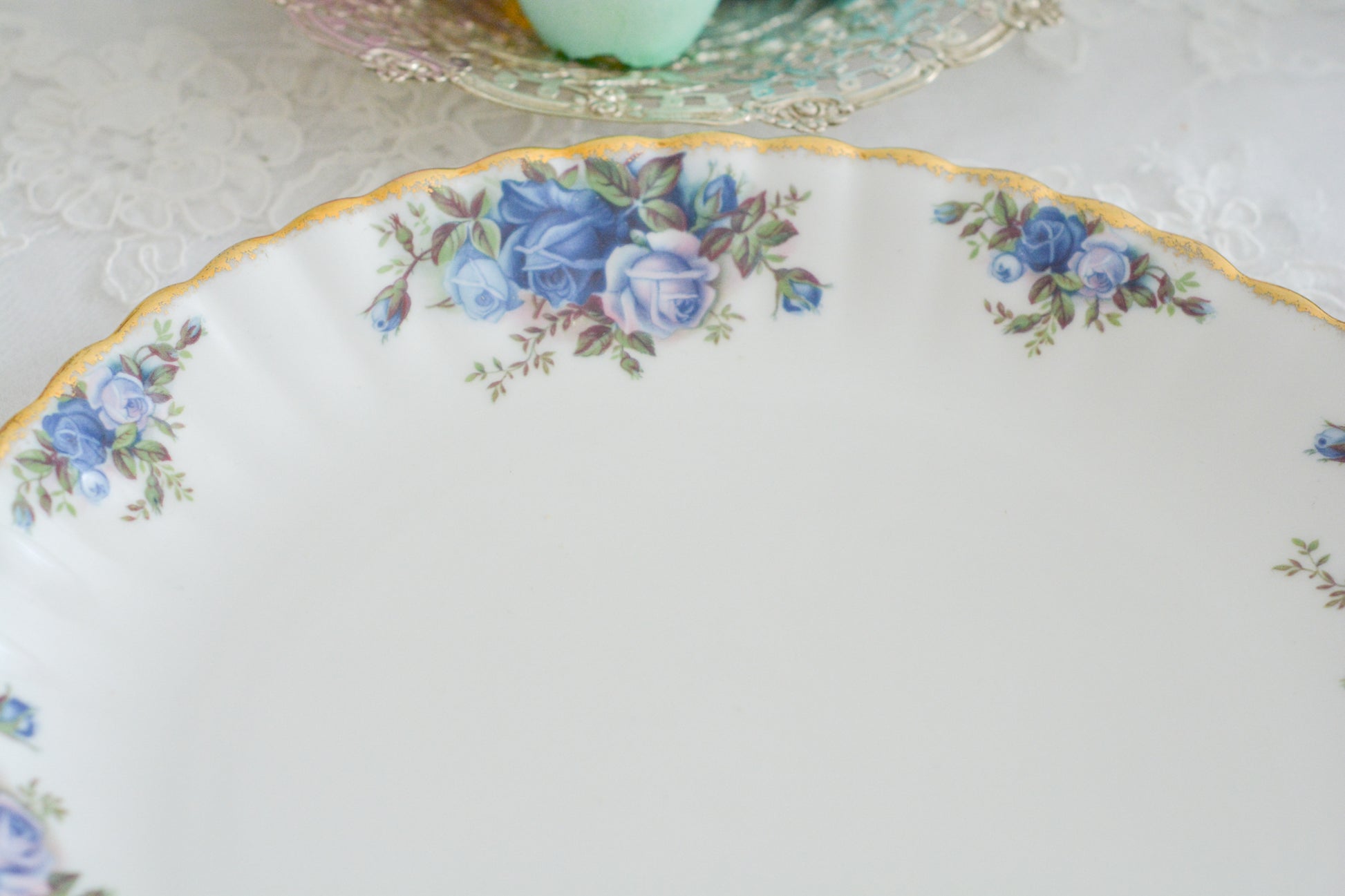 ブルーのバラが美しい、ロイヤルアルバートのムーンライトシリーズのデュオです。オールドカントリーローズのブルーバージョンで製造数が少なく、世界的に人気のあるシリーズです。爽やかな色合いがとても美しくティータイムを彩ります。