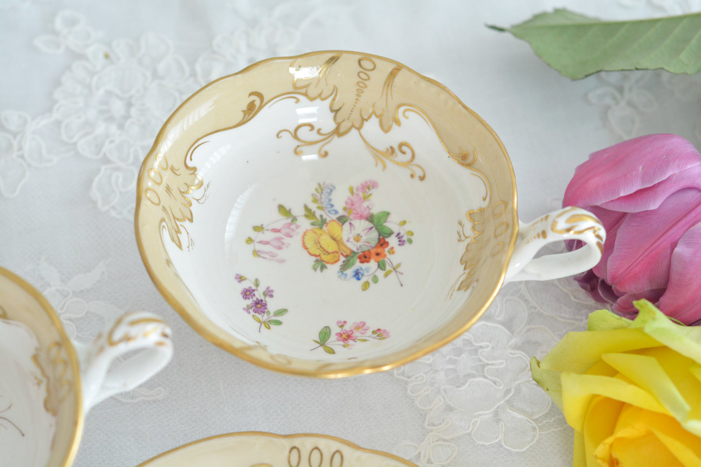 リッジウェイの優雅なトゥルートリオです。ハンドルがとても可愛らしく、ハンドペイントで描かれたお花達も生き生きと描かれています。トゥルートリオは、ティーカップ、コーヒーカップ、ソーサーのセットでヴィクトリア時代の初期頃まではトリオといえばこちらが主流でした。今ではとても貴重になっています。紅茶もコーヒーも楽しめるのがいいですね。