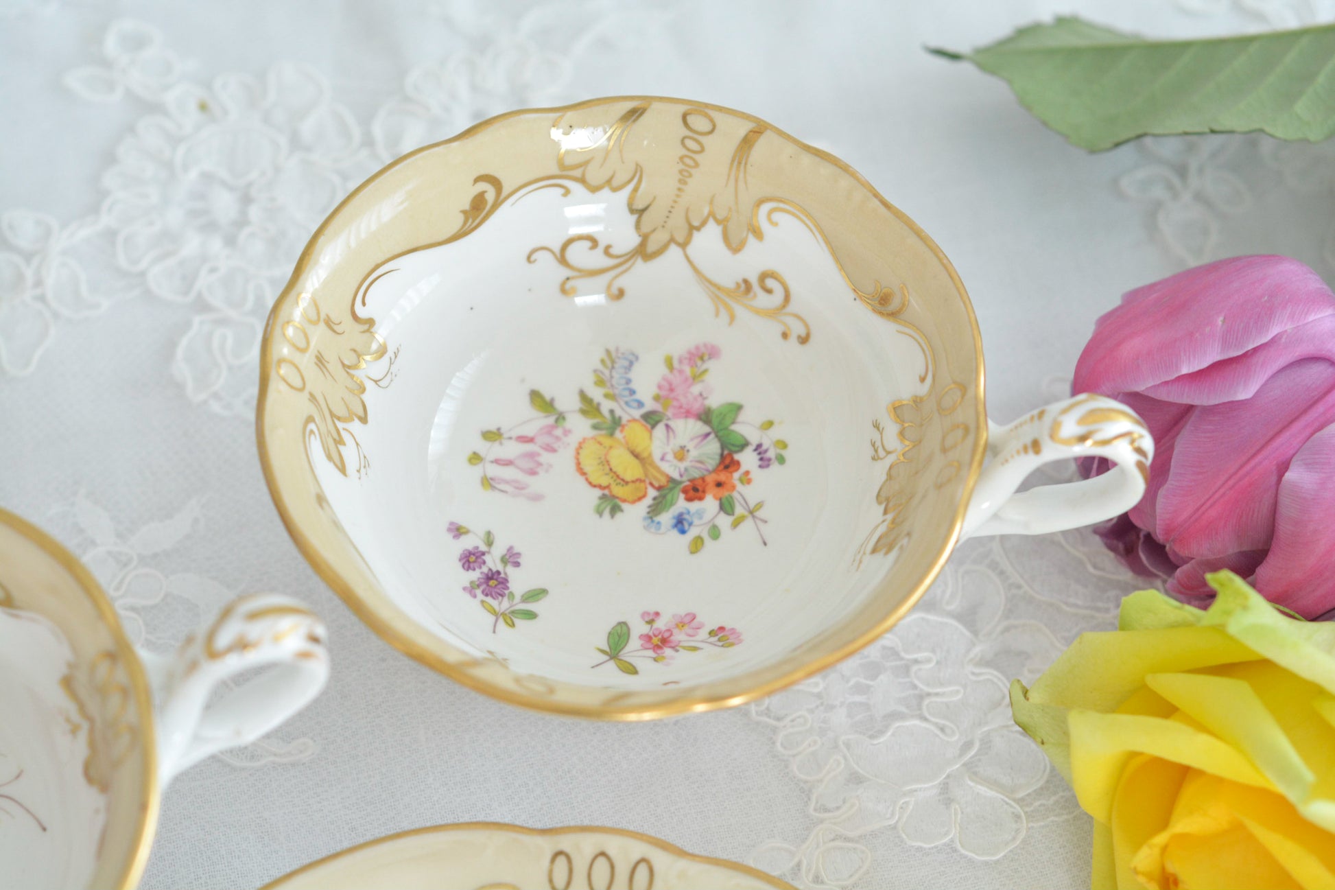 リッジウェイの優雅なトゥルートリオです。ハンドルがとても可愛らしく、ハンドペイントで描かれたお花達も生き生きと描かれています。トゥルートリオは、ティーカップ、コーヒーカップ、ソーサーのセットでヴィクトリア時代の初期頃まではトリオといえばこちらが主流でした。今ではとても貴重になっています。紅茶もコーヒーも楽しめるのがいいですね。