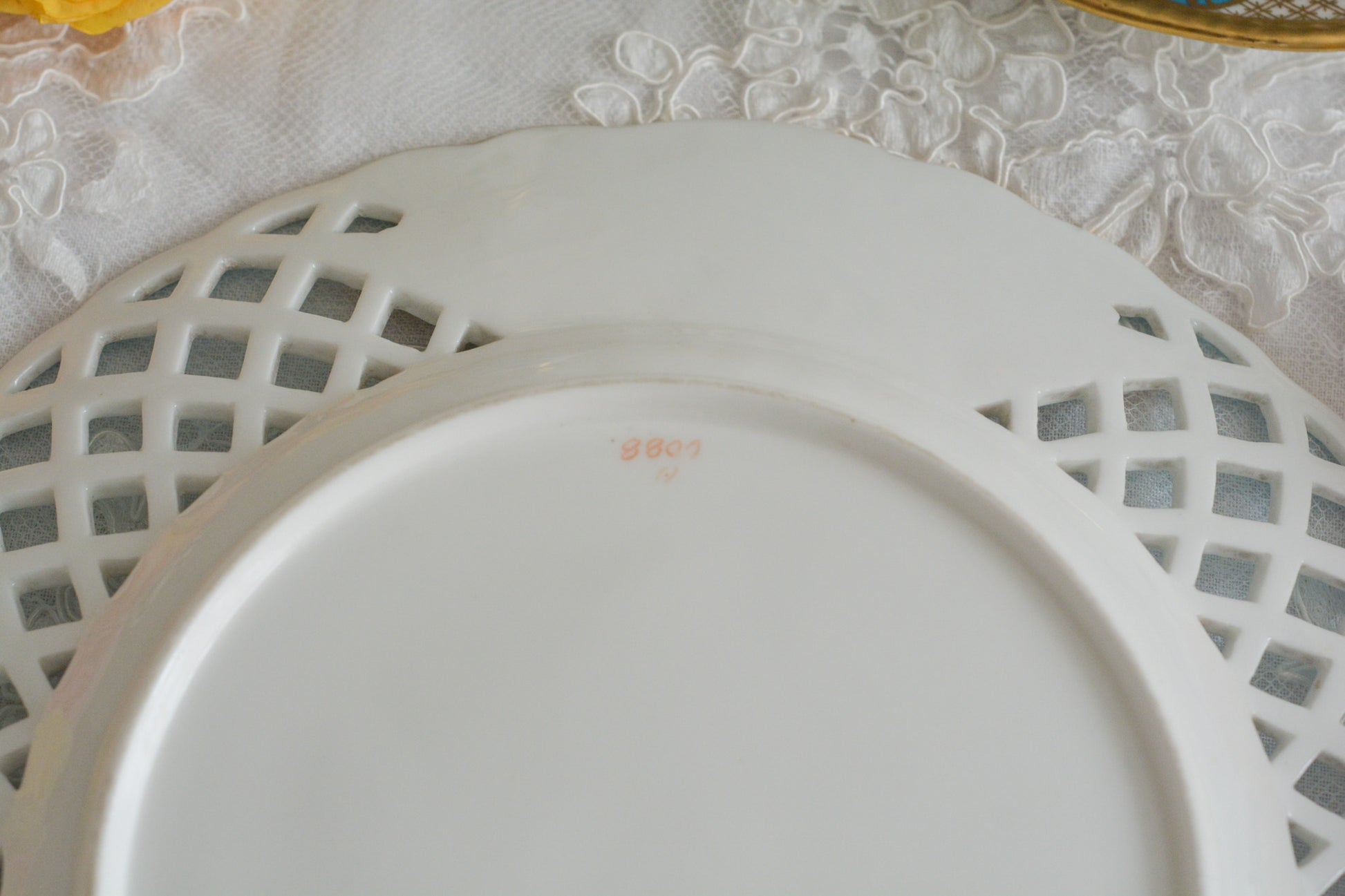 英国アンティークの中でも特に貴重なミントン8800番プレート。ミントンブルーの格子模様に、ハンドペイントの花々が大変美しいミントンの至宝のプレートです。