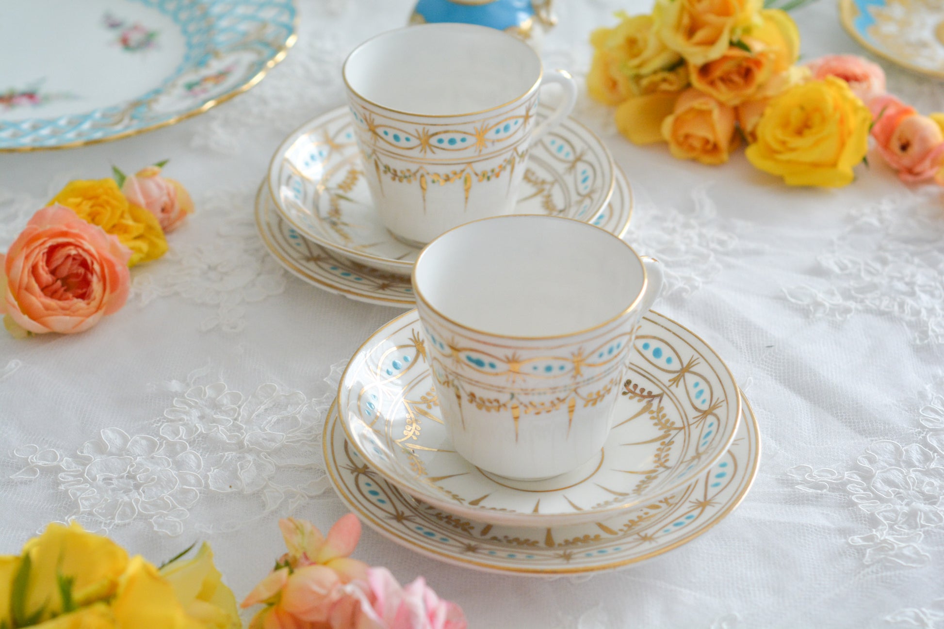 ハンドペイントで描かれた曲線美。アールヌーボースタイルのティートリオです。金彩にターコイズブルーのドットのコントラストが素敵なお品。カップは紅茶にもコーヒーにもお使いいただきやすいデザインです。