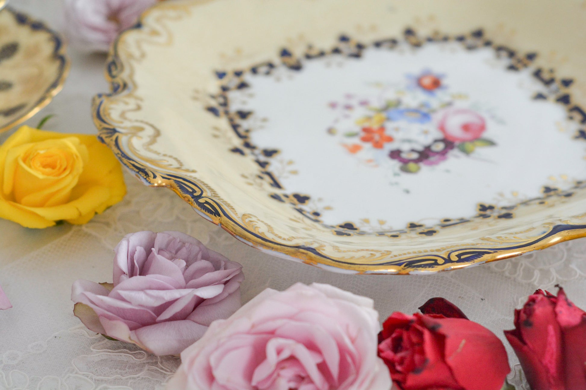 コールポートのアデレードシェイプのB&Bプレートです。ロココリバイバルの優雅なデザインが美しいです。ハンドペイントで描かれたブーケも大きく存在感もあり、ブーケを囲むコバルトブルーの模様もとっても可愛らしく、ブーケを引き立てています。B&Bとはブレッド&バターのことで、パンをもりつけたり、焼き菓子やフルーツなど様々な用途にお使いいただけます。テーブルがパッと華やかになるプレートです。