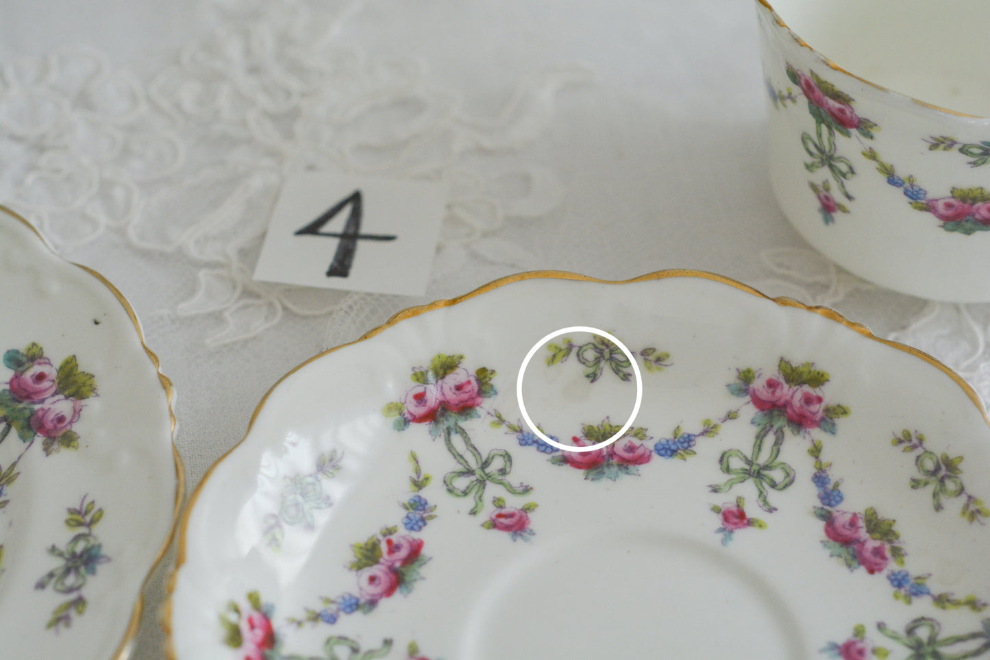 コリンウッドのリボンにバラのガーランドがとっても可愛らしいティートリオ、ミルクジャグ、スロップボウル、デザートプレートがやってきました!ハンドペイントで色つけされたバラやリボンを眺めているだけで気持ちが上向きになる可愛らしさです。ぜひ春のティータイムに。プルダウンから、単品ご選択頂けます