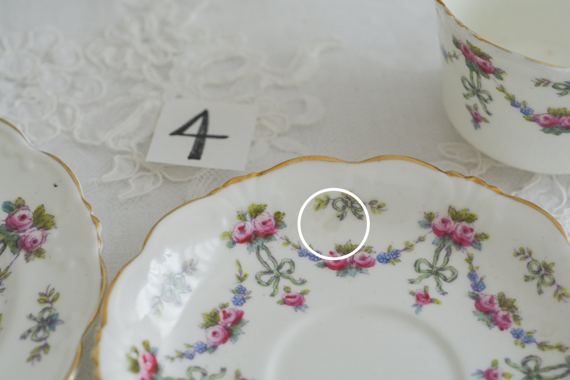 コリンウッドのリボンにバラのガーランドがとっても可愛らしいティートリオ、ミルクジャグ、スロップボウル、デザートプレートがやってきました!ハンドペイントで色つけされたバラやリボンを眺めているだけで気持ちが上向きになる可愛らしさです。ぜひ春のティータイムに。プルダウンから、単品ご選択頂けます