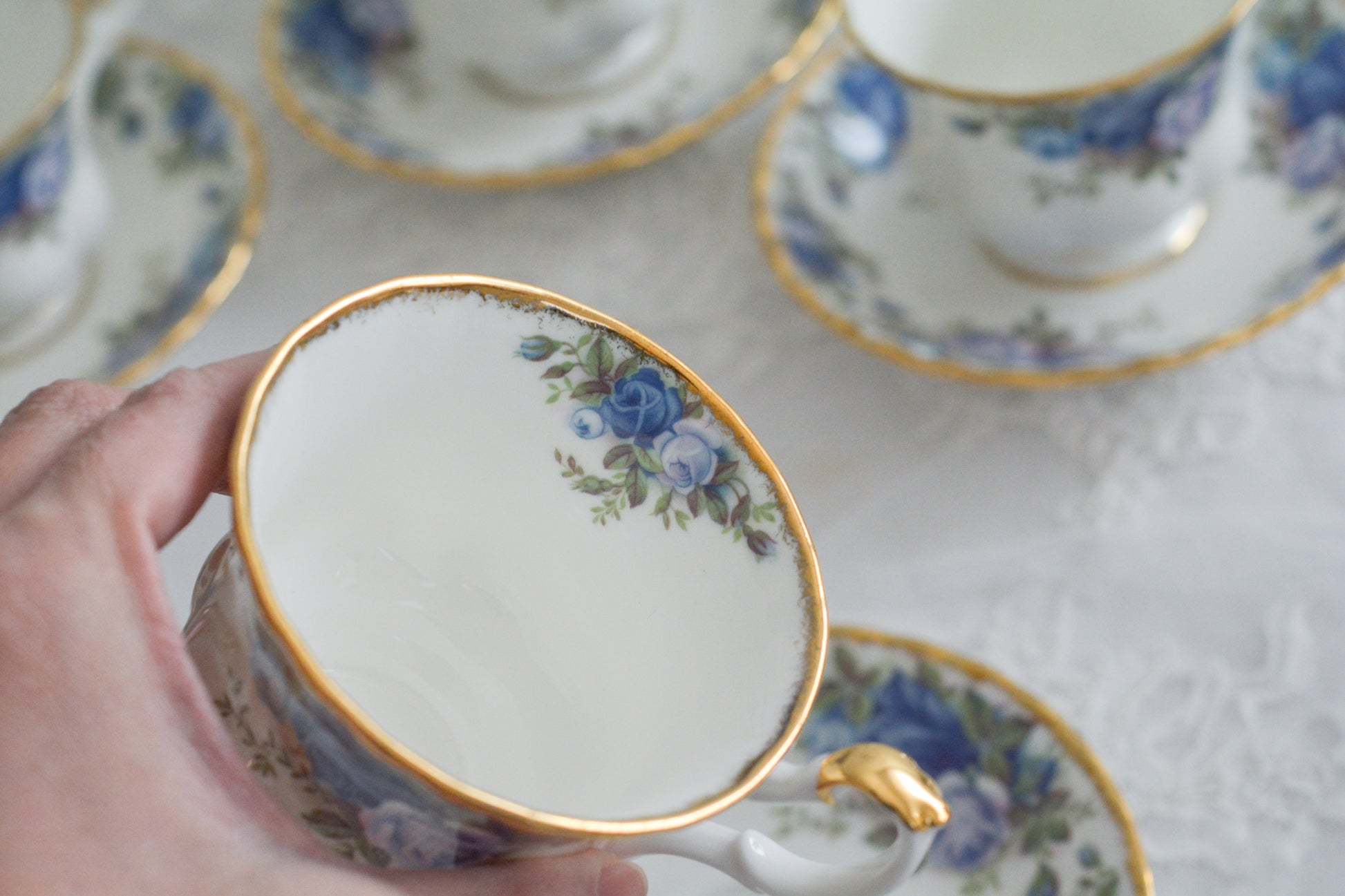 ブルーのバラが美しい、ロイヤルアルバートのムーンライトシリーズのデュオです。オールドカントリーローズのブルーバージョンで製造数が少なく、世界的に人気のあるシリーズです。爽やかな色合いがとても美しくティータイムを彩ります。