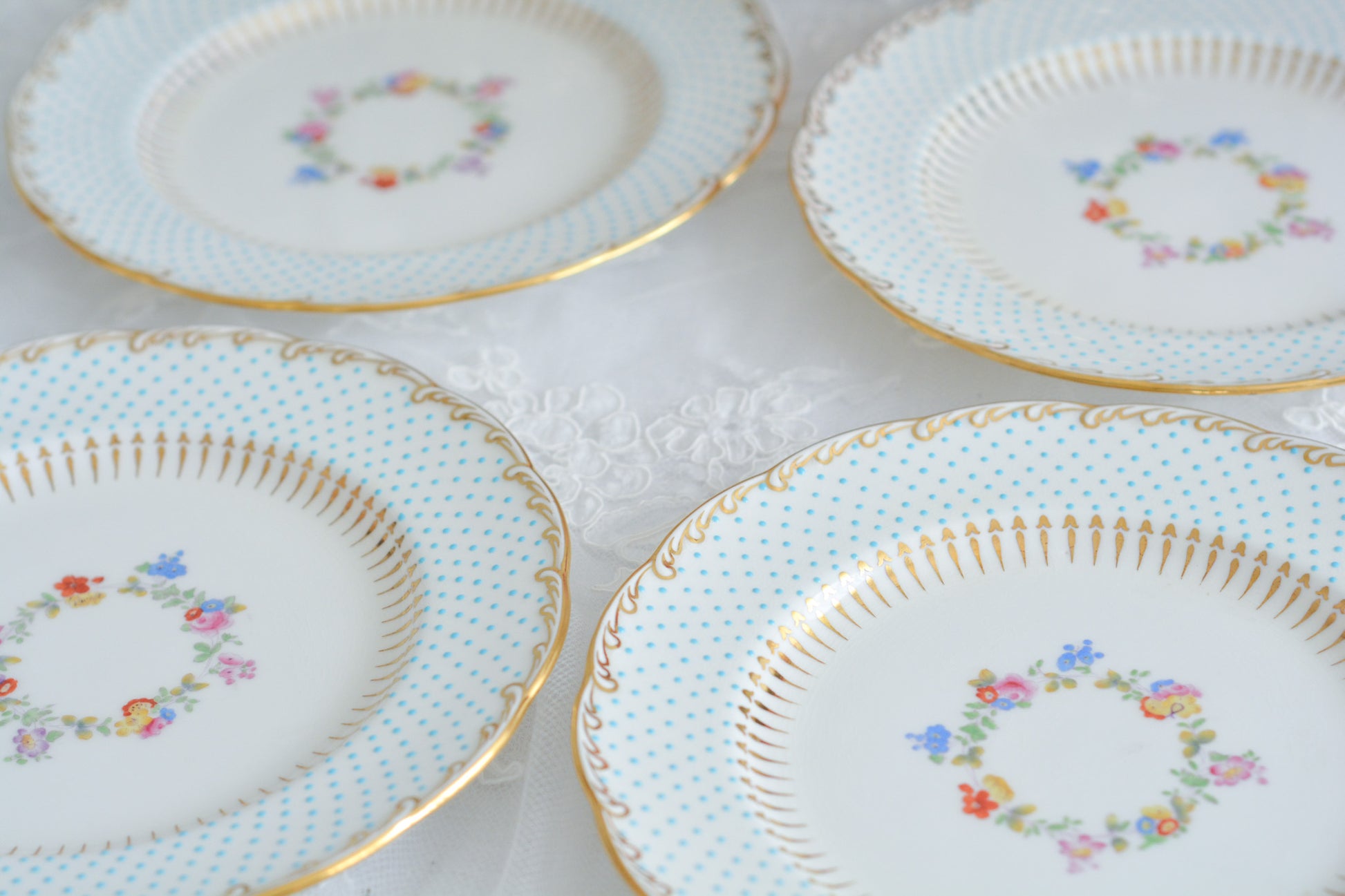 ティファニー特注の洗練された美しさとエナメルジュールの高度な技法で描かれた立体的なドット模様が素晴らしい、ミントンのデザートプレートです。ティファーニーらしい上品なプレートですね。ミントンブルーのプレートでデザートタイムをお楽しみください。こちらはどのプレートにも貫入が見られます。そのためお買い得価格になっています。