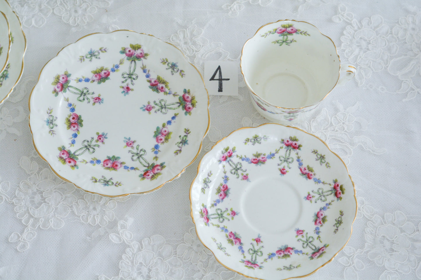 コリンウッドのリボンにバラのガーランドがとっても可愛らしいティートリオ、ミルクジャグ、スロップボウル、デザートプレートがやってきました!ハンドペイントで色つけされたバラやリボンを眺めているだけで気持ちが上向きになる可愛らしさです。ぜひ春のティータイムに。プルダウンから、単品ご選択頂けます