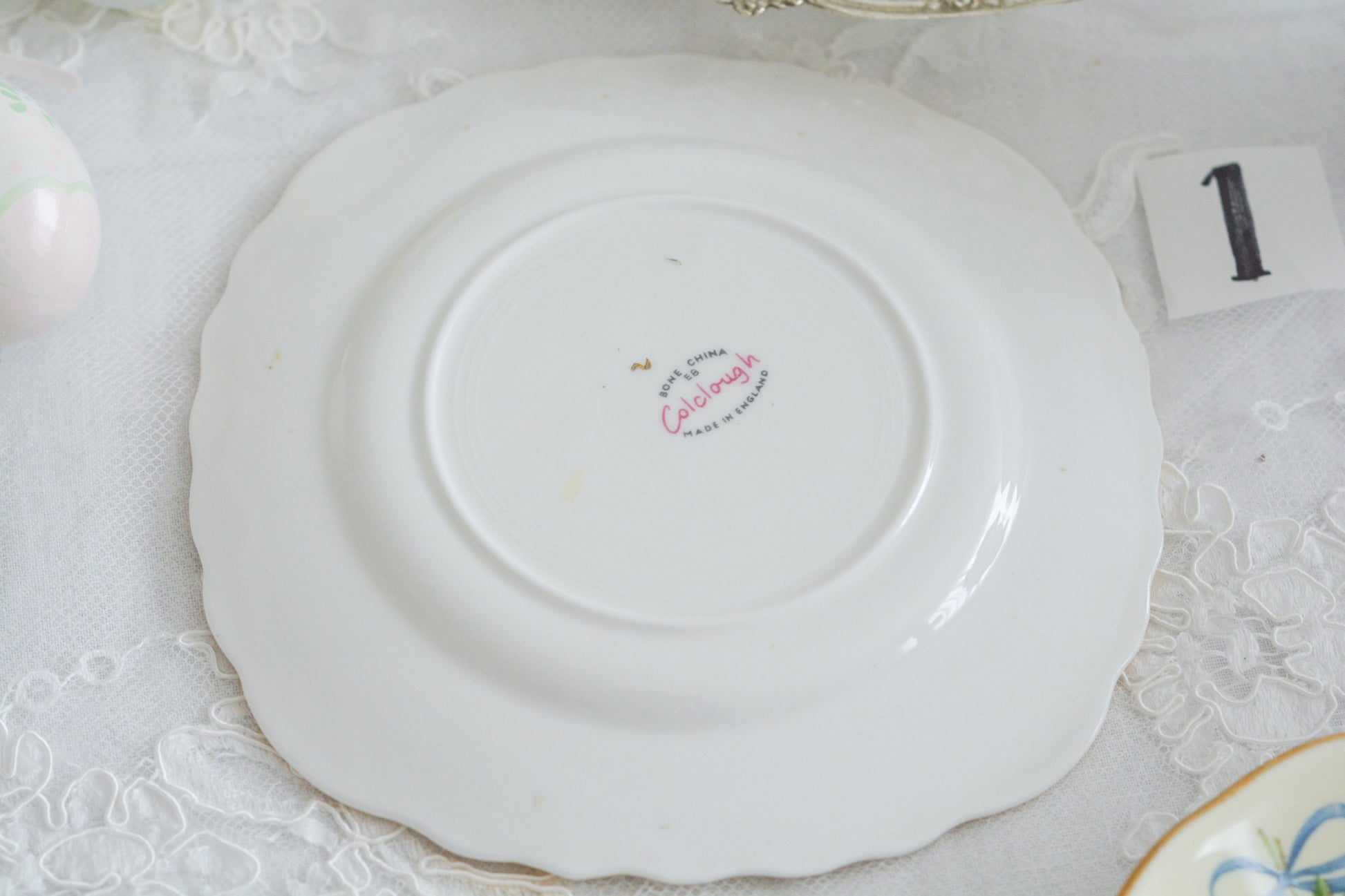 コルクラフ(Colclough)の可愛らしいティートリオ。コルクラフは1890年にハーバード・ジョセフ・コルクラフ氏が創業したメーカで、1940年代頃まで続いていました。コルクラフの中でもこのリボンの絵柄は人気で入手困難なお品です。クリーム色にブルーリボンと小さなバラの模様がとっても可愛らしいデザインです。パステルカラーがイースターや春のティータイムにもぴったりですね!