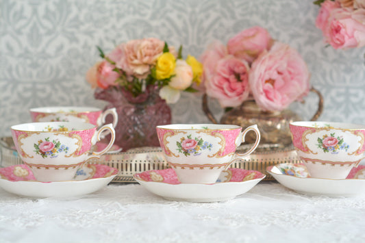 ロイヤルアルバートの人気シリーズ、レディカーライルのカップ&ソーサーです。大輪のバラに花々とスクロール模様の金彩で彩られた、ロココスタイルの大変豪華で美しいシリーズです。 ピンクカラーがティータイムを華やかに盛り上げてくれます。こちらはデュオでどれもとても良い状態です。全部で4客ございます。