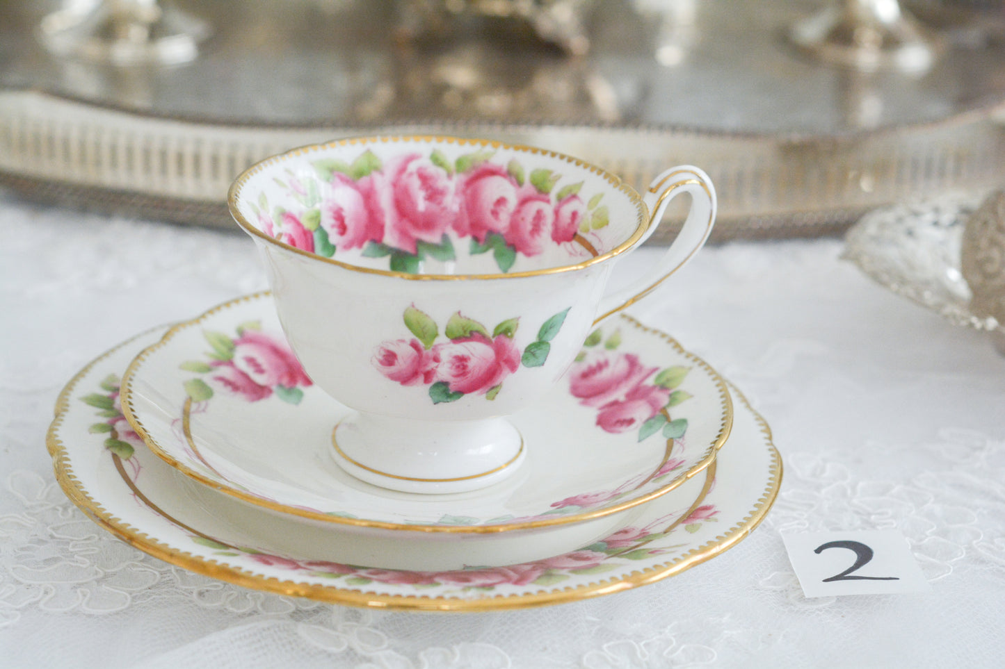 シェリーの美しいティートリオがやってきました。ハンドペイントで描かれたバラが大変華やかです。やはりハンドペイントは立体感があり美しいなと思います。ハンドルも凝った作りで細部まで美しい。春のティータイムのテーブルコーディネートに花を添えてくれますよ。イースターのコーディネートにもぜひ。