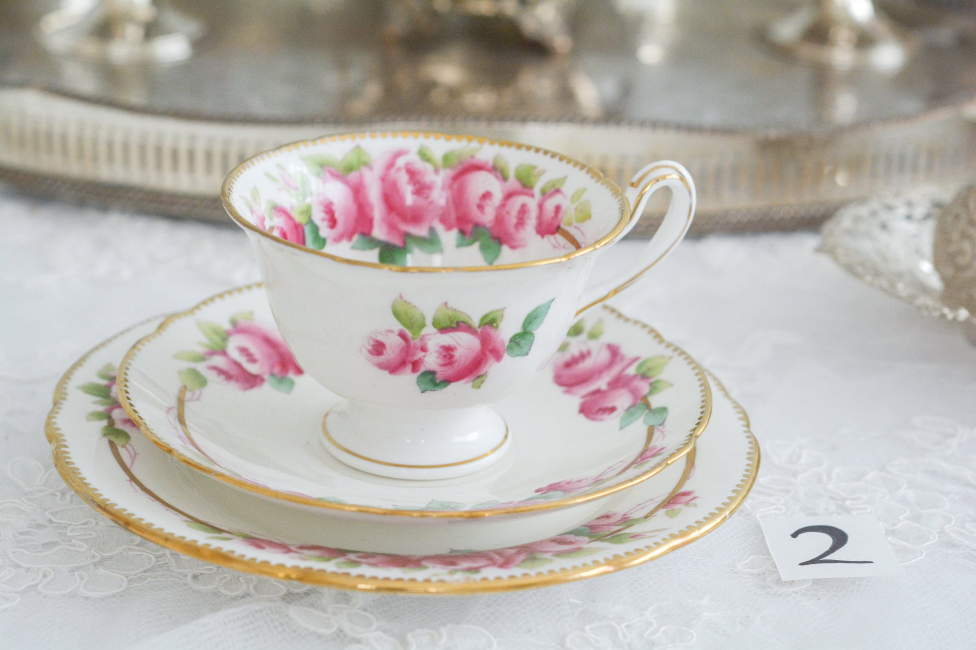 シェリーの美しいティートリオがやってきました。ハンドペイントで描かれたバラが大変華やかです。やはりハンドペイントは立体感があり美しいなと思います。ハンドルも凝った作りで細部まで美しい。春のティータイムのテーブルコーディネートに花を添えてくれますよ。イースターのコーディネートにもぜひ。