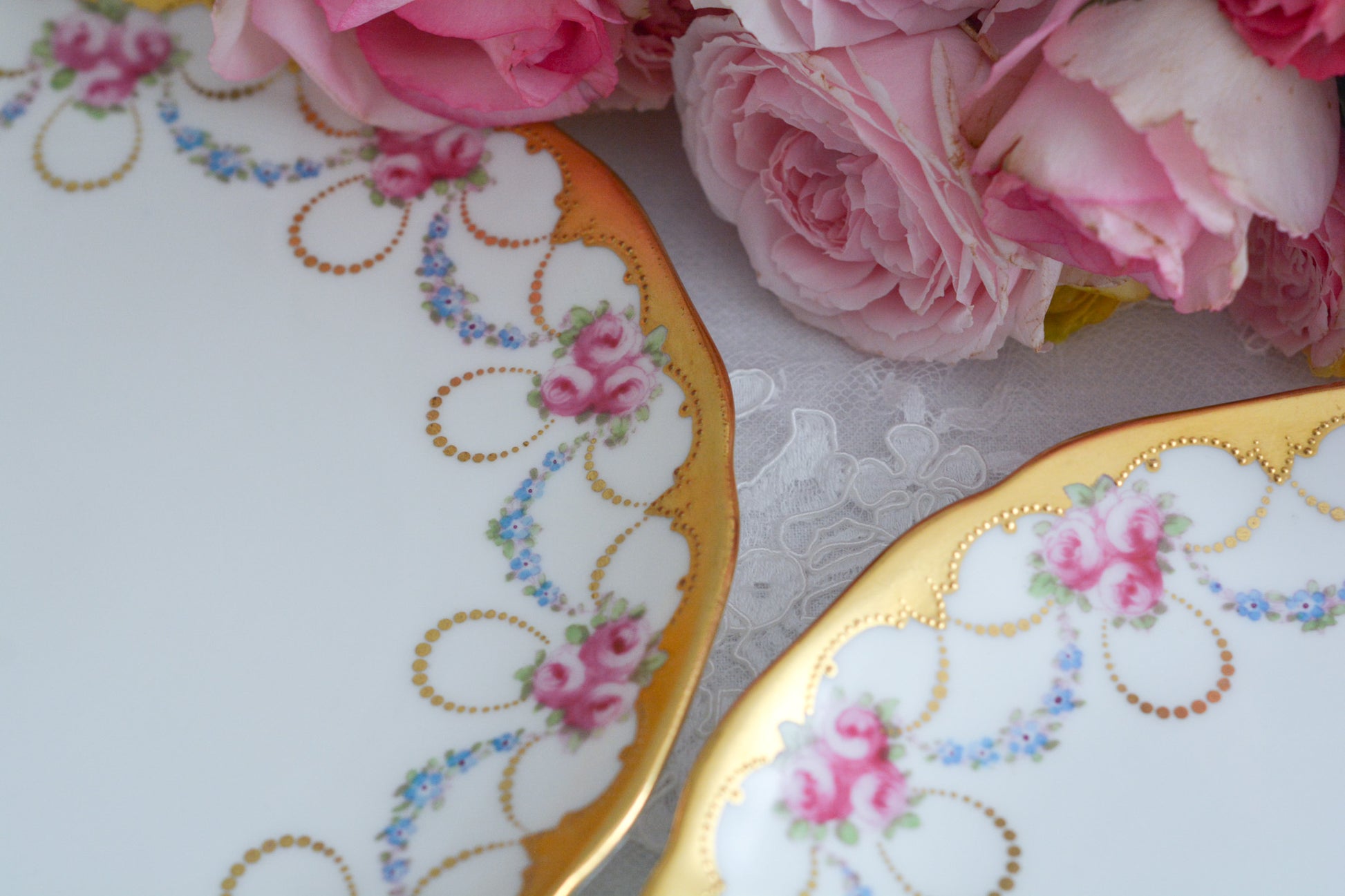 コウルドンのバラに忘れな草のガーランドが大変美しいデザートプレートです。縁の金彩は金盛りの模様が描かれてとても凝ったデザインとなっています。デザートタイムが一気に華やかになりますね。クリスマスのテーブルコーディネートにもぜひ。