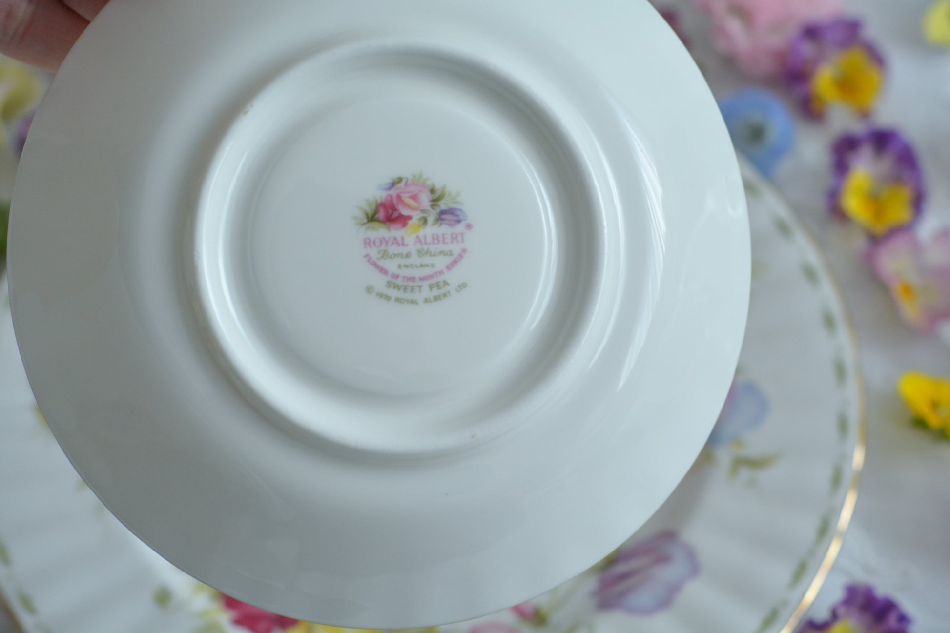 ロイヤルアルバートの人気シリーズの一つ、「フラワーオブマンス」1月から12月までそれぞれの季節のお花がモチーフのシリーズで、ついつい集めたくなってしまう魅力があります。今回ご紹介するのは、4月(April)。4月のお花はスイトピーです。春らしい明るいカラーでとても可愛らしいお品。貴重なトリオとなっております。4月生まれの方はもちろん、コレクションしてらっしゃる方、お探しの方もぜひ。