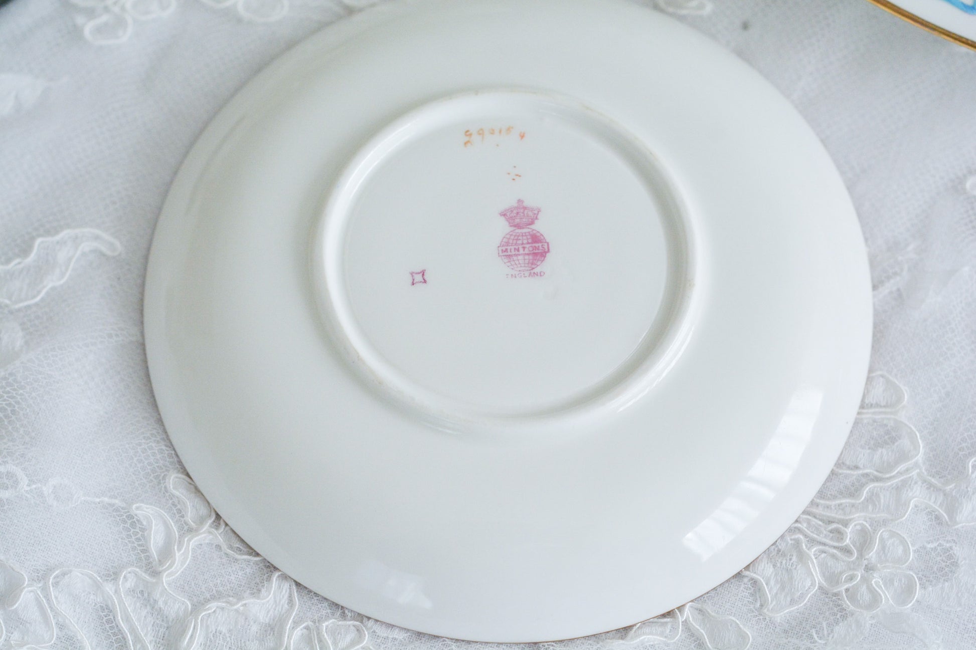 ミントンブルーのリボンに可憐な薔薇の模様が可愛らしいティーセット。カップ&ソーサー、サイドプレート、ランチョンプレート、ディナープレートのお得なセットで、どのシーンにも対応できるセットです。お茶やお食事などこのセットでお楽しみください。大きなプレートはサービングプレートとしても活躍します