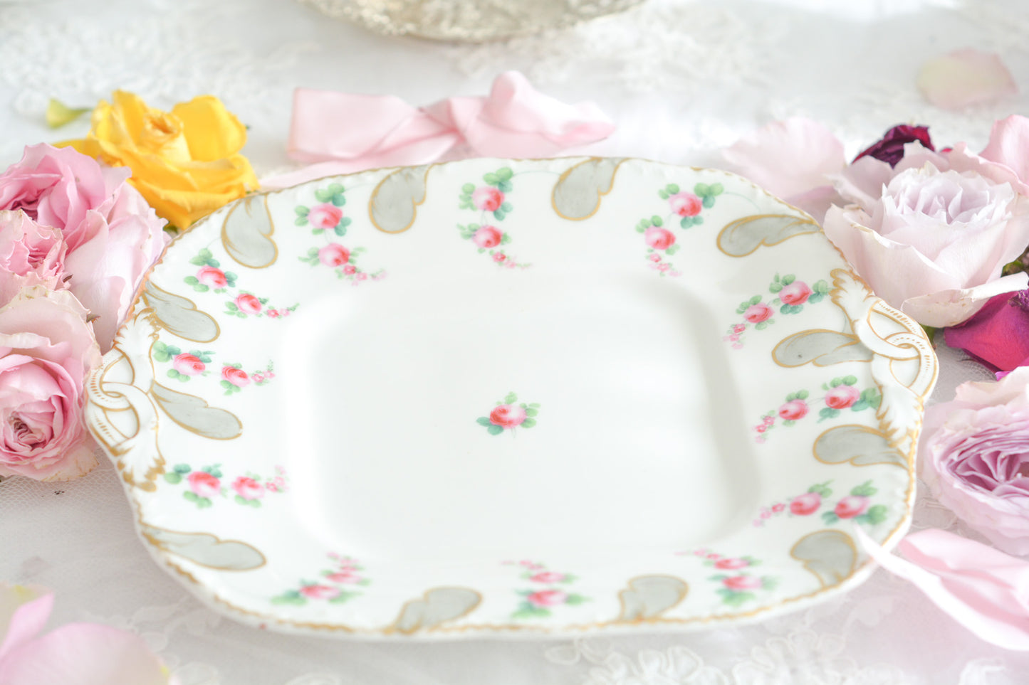 ミントンの とても可愛らしいB&Bプレートです。ハンドペイントで描かれたバラのお花がとても繊細なタッチでミントンらしい優しさがあります。B&Bプレートはブレッド&バタープレートのことで、パンやスコーン、サンドイッチはもちろん、お菓子を盛り付けても素敵です。