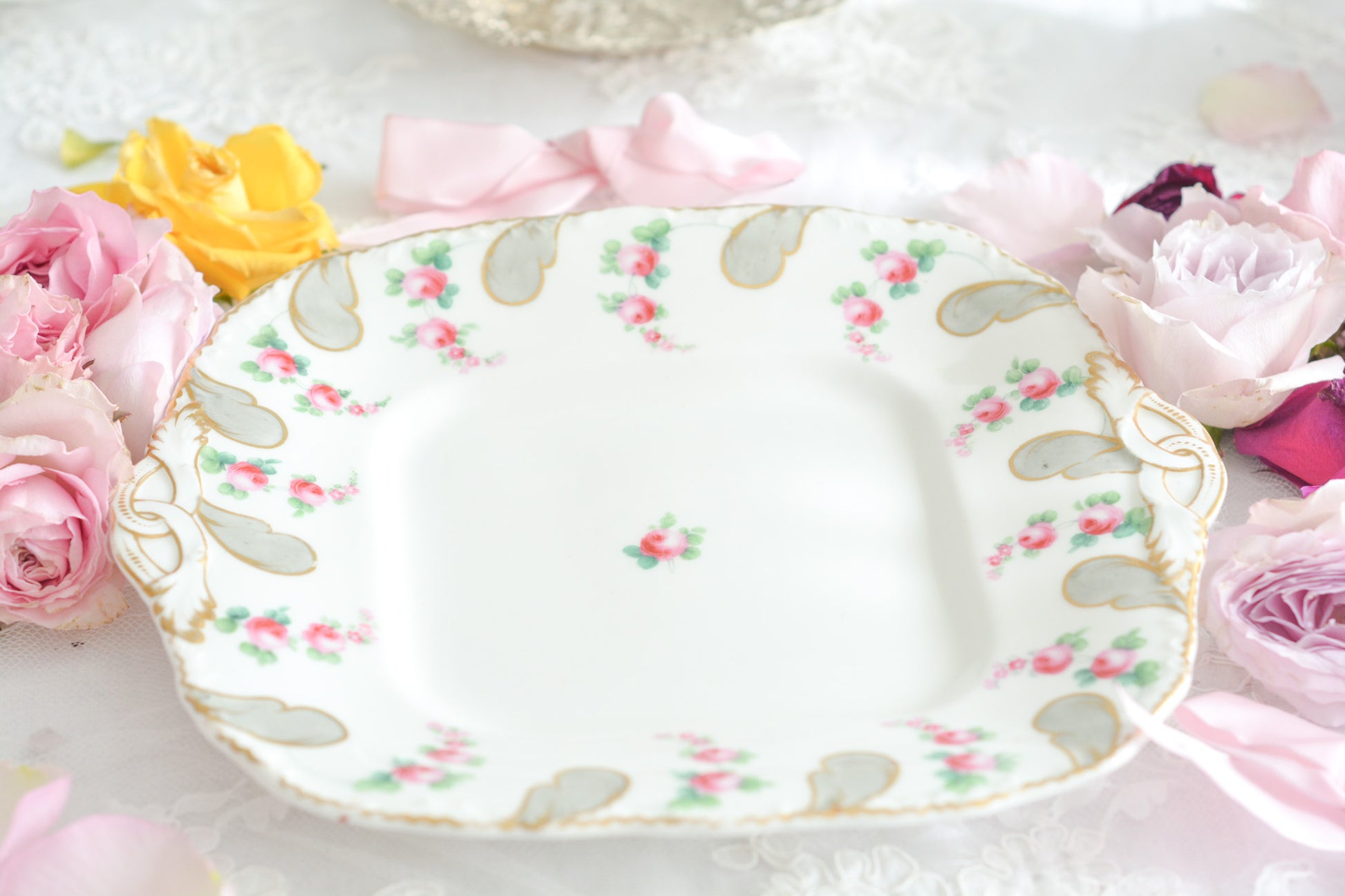 ミントンの とても可愛らしいB&Bプレートです。ハンドペイントで描かれたバラのお花がとても繊細なタッチでミントンらしい優しさがあります。B&Bプレートはブレッド&バタープレートのことで、パンやスコーン、サンドイッチはもちろん、お菓子を盛り付けても素敵です。