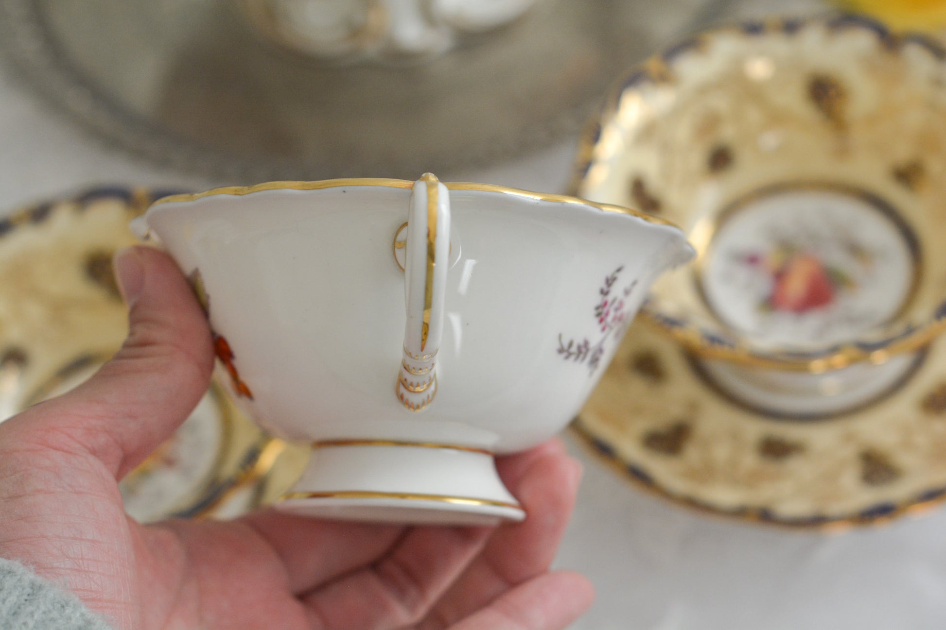 コールポートの1800年代の作品のリバイバルシリーズのオールドコールポートシリーズ。色々なお品がリバイバルされています。こちらはアデレードシェイプのリバイバル。ハンドルはアデレードシェイプハンドルではなくリングハンドルで、素磁も厚めに作られています。ロココリバイバルスタイルの優雅なデザインが美しいです。葡萄やフルーツ、お花の模様が大変豪華で美しいお品です。