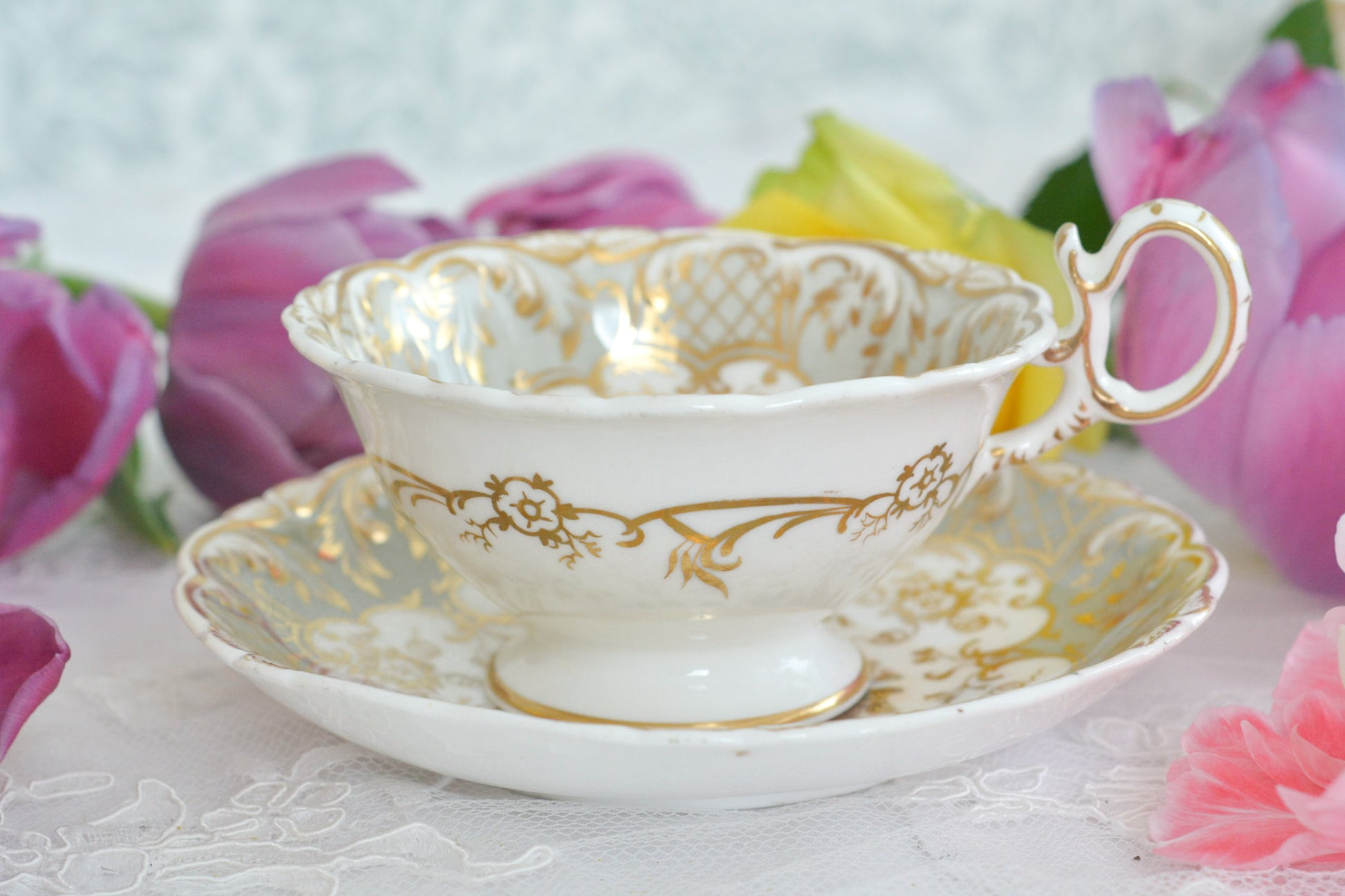 コールポートの中でも一番人気があるアデレードシェイプ。こちらはイギリスの美しい風景が描かれたお品です。のどかな風景がカップ、ソーサーそれぞれに描かれていてなんだかとても温かな気持ちになります。風景画を見ながら紅茶を楽しめる素敵なカップです。