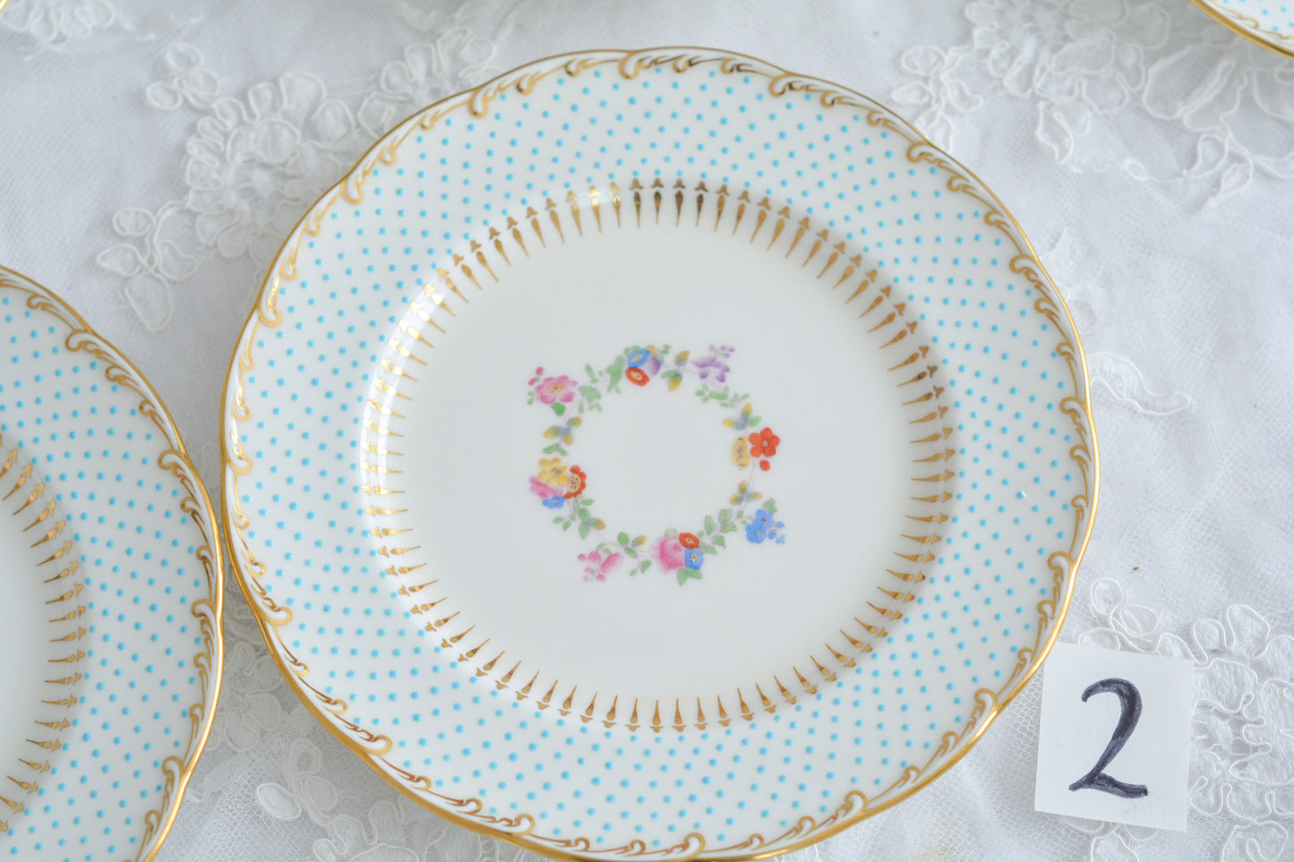 ティファニー特注の洗練された美しさとエナメルジュールの高度な技法で描かれた立体的なドット模様が素晴らしい、ミントンのデザートプレートです。ティファーニーらしい上品なプレートですね。ミントンブルーのプレートでデザートタイムをお楽しみください。こちらはどのプレートにも貫入が見られます。そのためお買い得価格になっています。