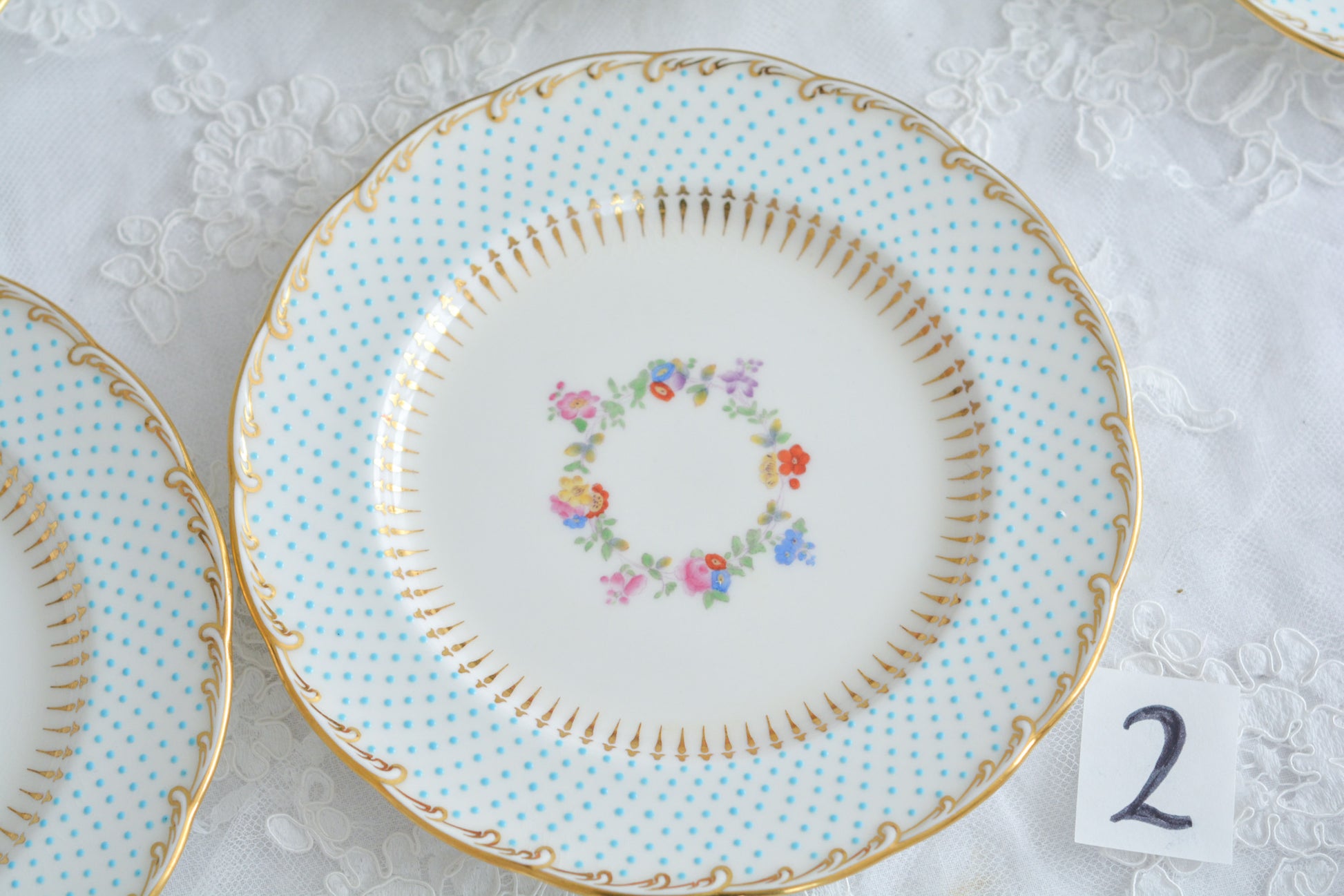 ティファニー特注の洗練された美しさとエナメルジュールの高度な技法で描かれた立体的なドット模様が素晴らしい、ミントンのデザートプレートです。ティファーニーらしい上品なプレートですね。ミントンブルーのプレートでデザートタイムをお楽しみください。こちらはどのプレートにも貫入が見られます。そのためお買い得価格になっています。