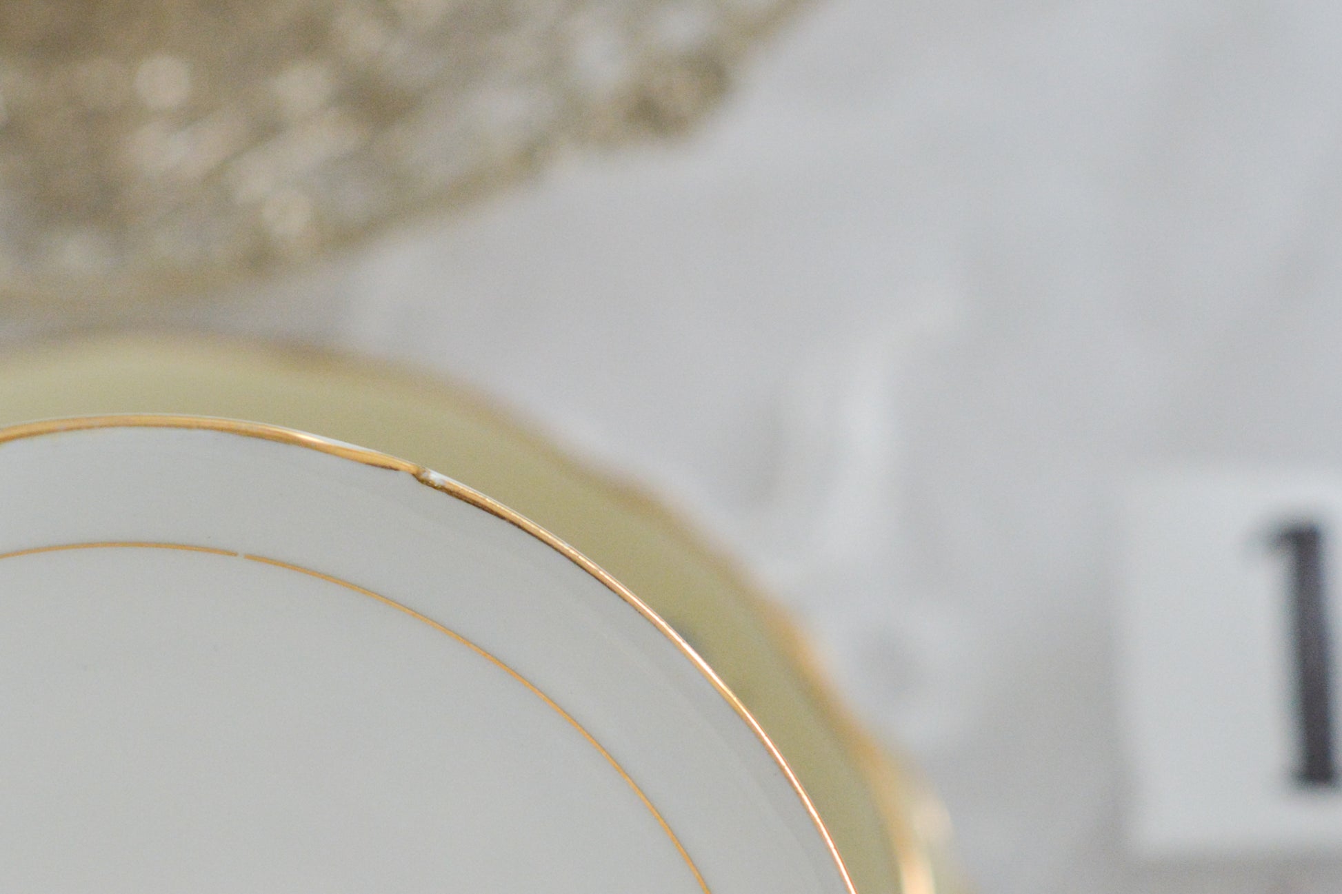 コルクラフ(Colclough)の可愛らしいティートリオ。コルクラフは1890年にハーバード・ジョセフ・コルクラフ氏が創業したメーカで、1940年代頃まで続いていました。コルクラフの中でもこのリボンの絵柄は人気で入手困難なお品です。クリーム色にブルーリボンと小さなバラの模様がとっても可愛らしいデザインです。パステルカラーがイースターや春のティータイムにもぴったりですね!