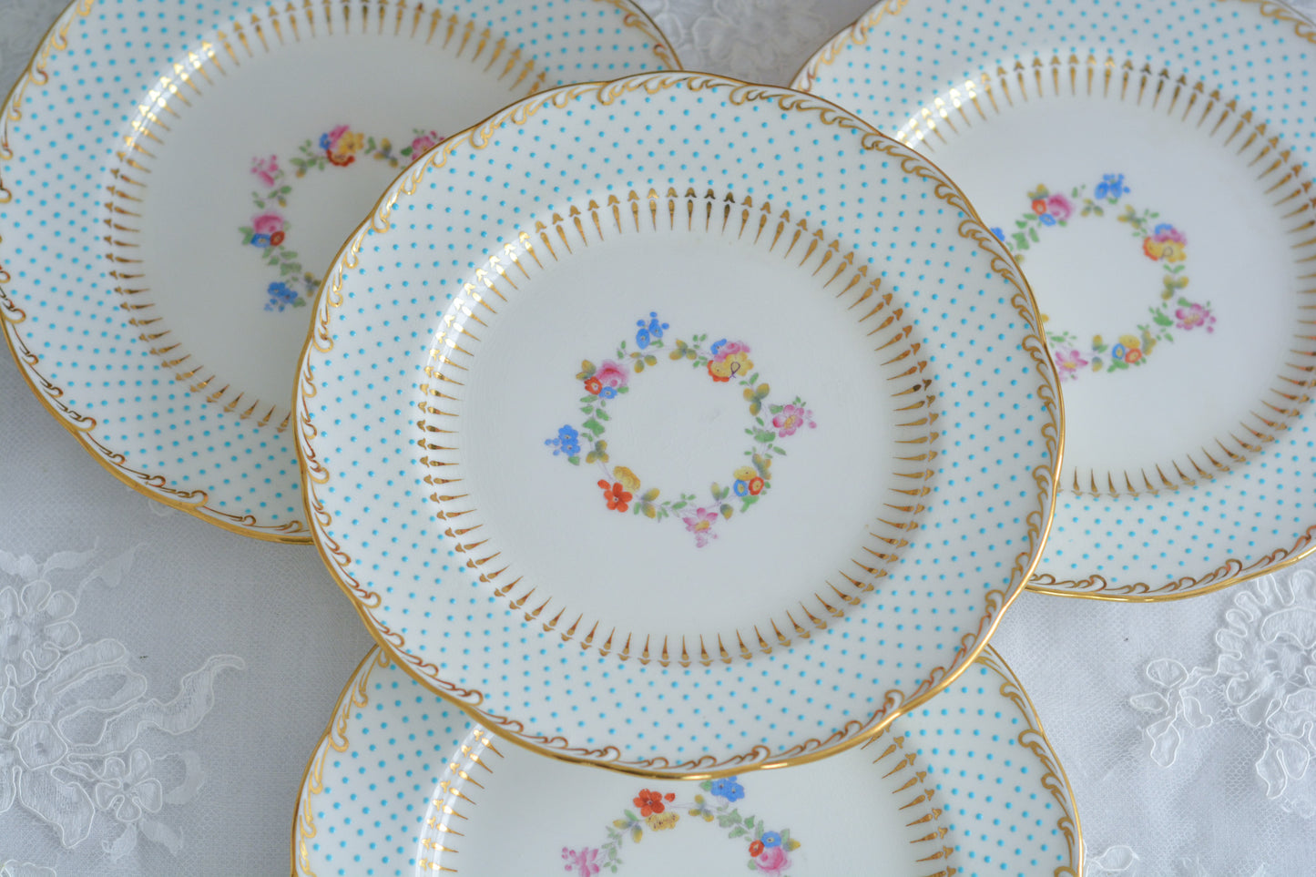 ティファニー特注の洗練された美しさとエナメルジュールの高度な技法で描かれた立体的なドット模様が素晴らしい、ミントンのデザートプレートです。ティファーニーらしい上品なプレートですね。ミントンブルーのプレートでデザートタイムをお楽しみください。こちらはどのプレートにも貫入が見られます。そのためお買い得価格になっています。