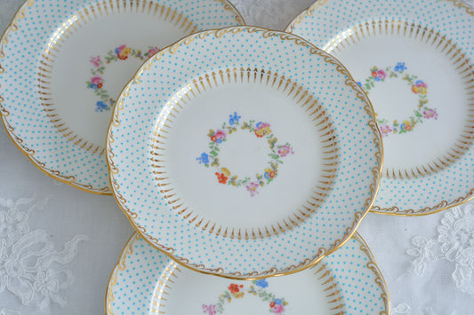 ティファニー特注の洗練された美しさとエナメルジュールの高度な技法で描かれた立体的なドット模様が素晴らしい、ミントンのデザートプレートです。ティファーニーらしい上品なプレートですね。ミントンブルーのプレートでデザートタイムをお楽しみください。こちらはどのプレートにも貫入が見られます。そのためお買い得価格になっています。