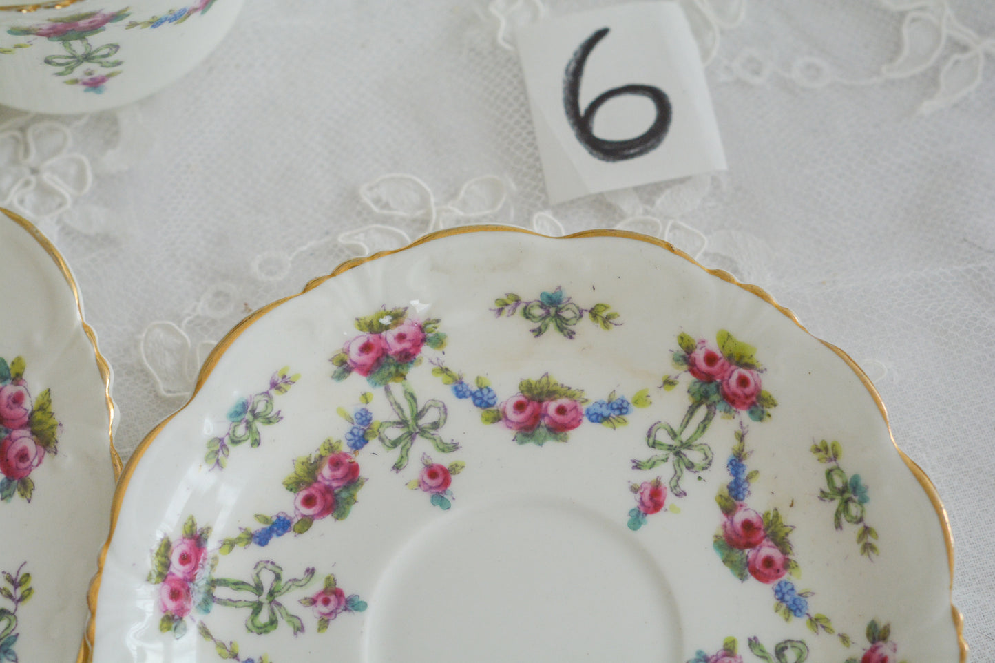 コリンウッドのリボンにバラのガーランドがとっても可愛らしいティートリオ、ミルクジャグ、スロップボウル、デザートプレートがやってきました!ハンドペイントで色つけされたバラやリボンを眺めているだけで気持ちが上向きになる可愛らしさです。ぜひ春のティータイムに。プルダウンから、単品ご選択頂けます