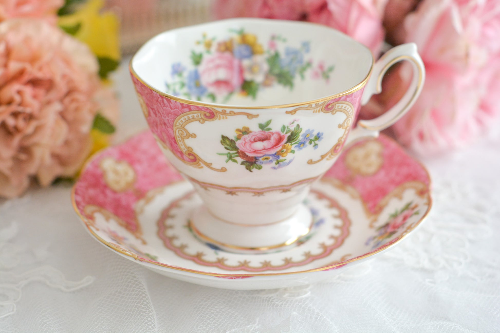 ロイヤルアルバートの人気シリーズ、レディカーライルのカップ&ソーサーです。大輪のバラに花々とスクロール模様の金彩で彩られた、ロココスタイルの大変豪華で美しいシリーズです。 ピンクカラーがティータイムを華やかに盛り上げてくれます。こちらはデュオでどれもとても良い状態です。全部で4客ございます。