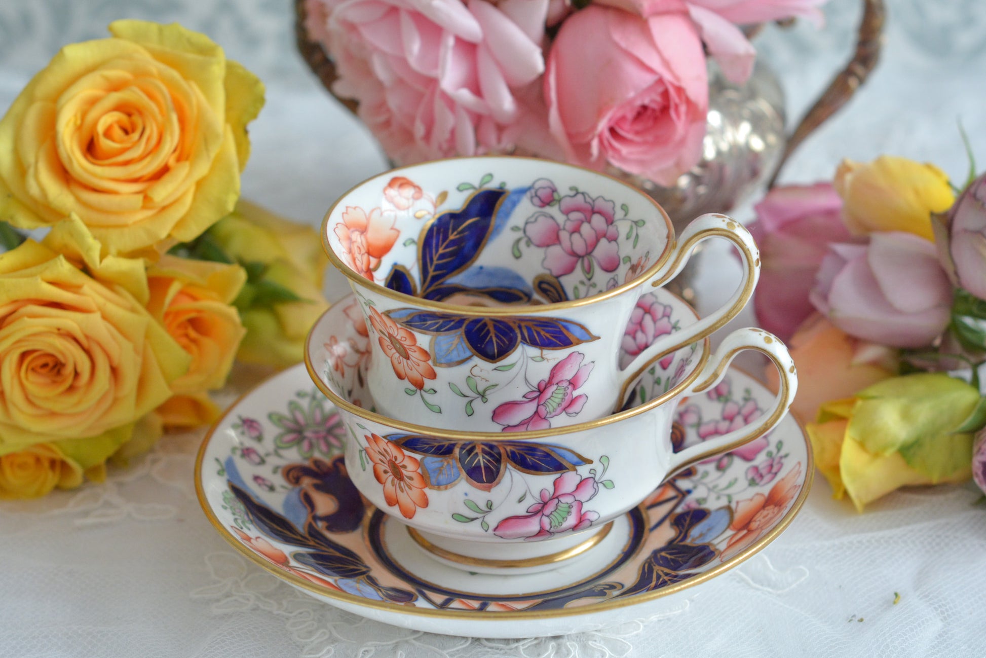 伊万里スタイルが美しいトゥルートリオ。コールポートのエンパイアシェイプによく似ています。1820年〜30年頃の作品と思われ、約200年が経過してなお美しく凛とした姿は日本の侘び寂びにも通じるのではないでしょうか?紅茶、コーヒーだけでなく、緑茶にもよく合いそうですね。トゥルートリオは、ティーカップ、コーヒーカップ、ソーサーのセットで、紅茶とコーヒーどちらもお楽しみいただけるセットです。