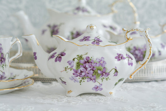 英国ヴィンテージ、ハマースレイの可憐なティーポット。人気のヴィクトリアンバイオレットシリーズです。1〜2人のティータイムにぴったりなサイズです。