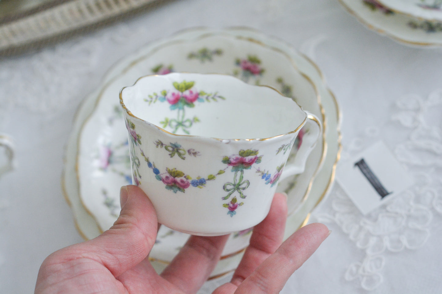 コリンウッドのリボンにバラのガーランドがとっても可愛らしいティートリオ、ミルクジャグ、スロップボウル、デザートプレートがやってきました!ハンドペイントで色つけされたバラやリボンを眺めているだけで気持ちが上向きになる可愛らしさです。ぜひ春のティータイムに。プルダウンから、単品ご選択頂けます