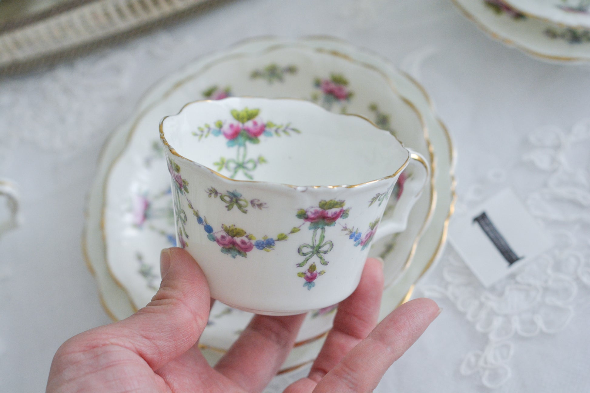 コリンウッドのリボンにバラのガーランドがとっても可愛らしいティートリオ、ミルクジャグ、スロップボウル、デザートプレートがやってきました!ハンドペイントで色つけされたバラやリボンを眺めているだけで気持ちが上向きになる可愛らしさです。ぜひ春のティータイムに。プルダウンから、単品ご選択頂けます