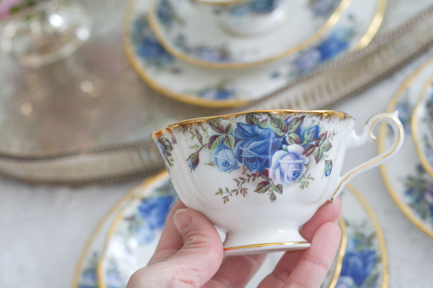 ブルーのバラが美しい、ロイヤルアルバートのムーンライトシリーズのティートリオです。オールドカントリーローズのブルーバージョンで、世界的に人気のあるシリーズです。英国湖水地方の庭園をイメージしたと言われる、美しい色合いがとても美しくティータイムを彩ります。こちらは全部で3点ございます。