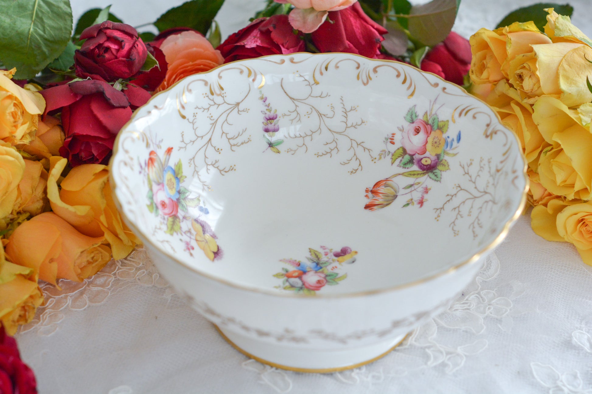 コールポートの花々と宿木?の描かれたプレートです。私は宿木シリーズと呼んでおります。ハンドペイントで生き生きと描かれたお花と、繊細で丁寧に描かれた金彩の宿木がコールポートらしく上品です。華やかでクリスマスにもぴったりな雰囲気ですね。スロップボウルは、元々はティータイムの際に湯こぼしの器として使われてきました。サラダなどを盛り付けても素敵です。