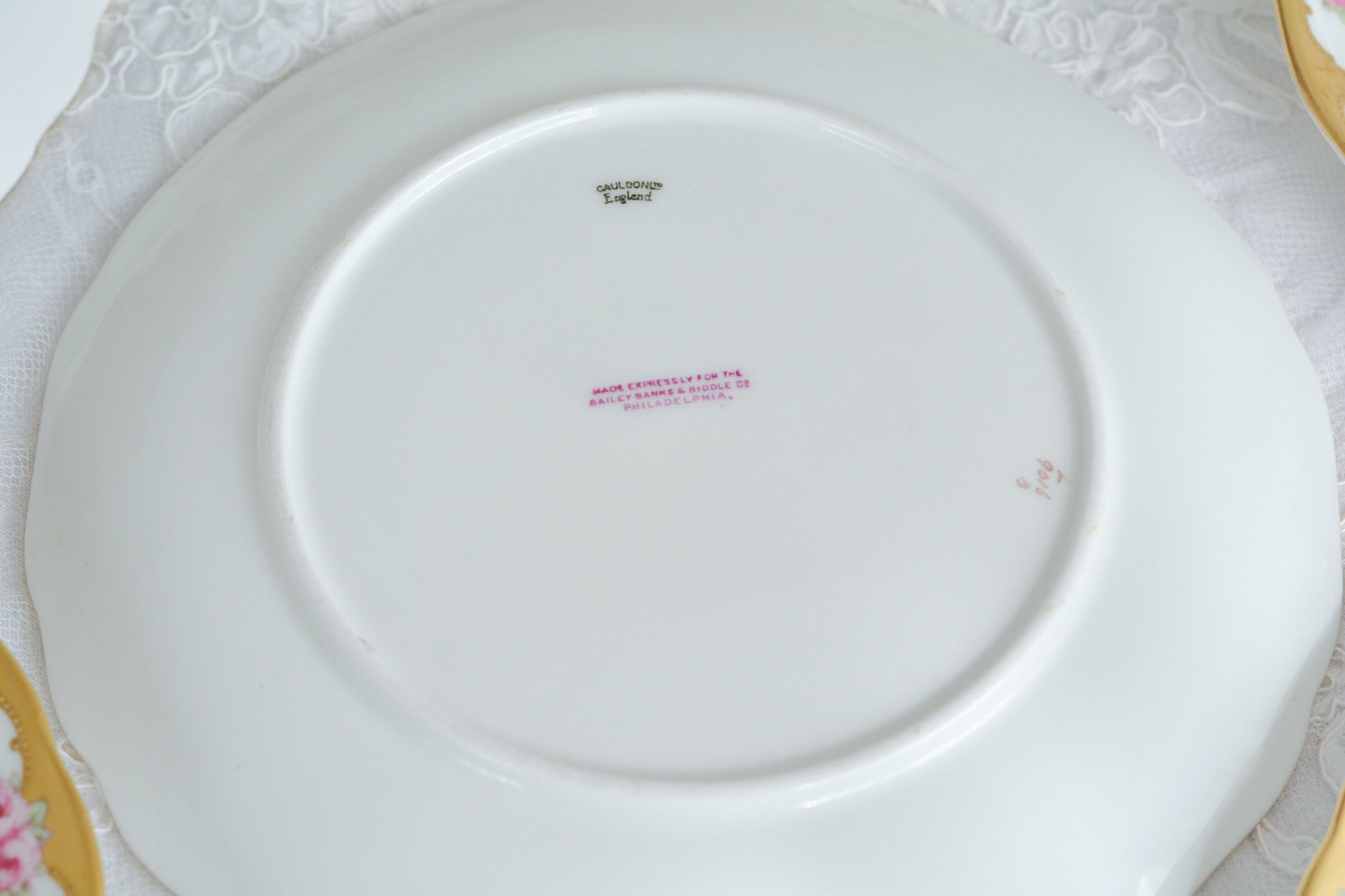 コウルドンのバラに忘れな草のガーランドが大変美しいデザートプレートです。縁の金彩は金盛りの模様が描かれてとても凝ったデザインとなっています。デザートタイムが一気に華やかになりますね。クリスマスのテーブルコーディネートにもぜひ。