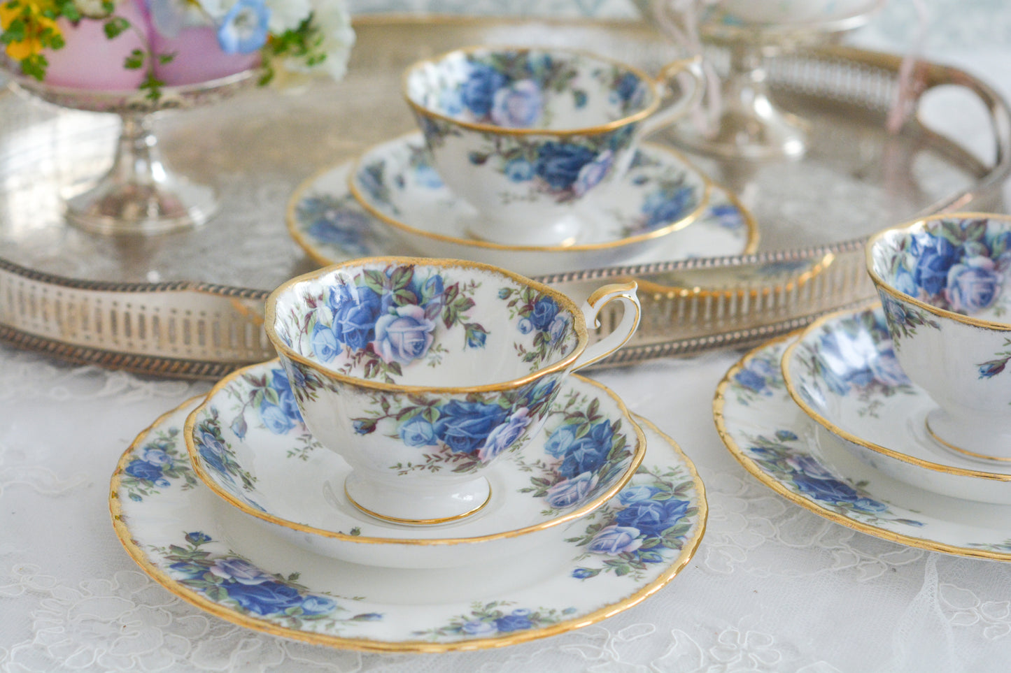 ブルーのバラが美しい、ロイヤルアルバートのムーンライトシリーズのティートリオです。オールドカントリーローズのブルーバージョンで、世界的に人気のあるシリーズです。英国湖水地方の庭園をイメージしたと言われる、美しい色合いがとても美しくティータイムを彩ります。こちらは全部で3点ございます。